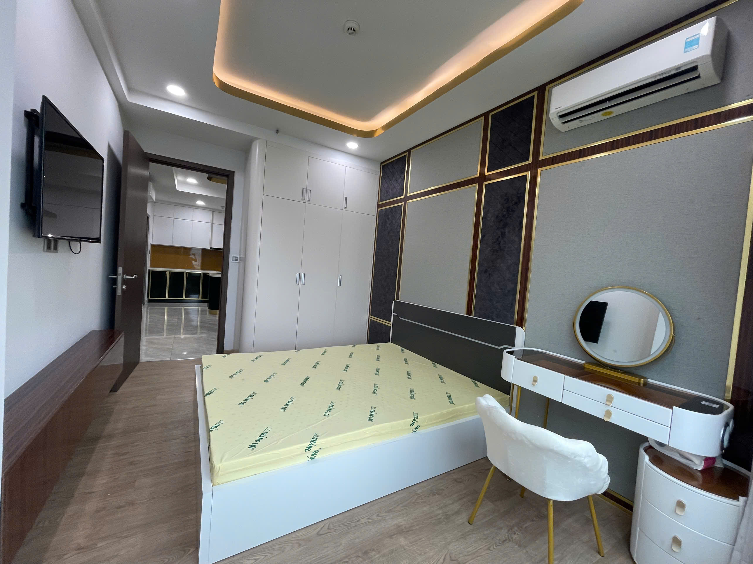 Cho thuê căn hộ Midtown The Peak, phú mỹ hưng, quận 7. Diện tích: 135m, 3 phòng ngủ, 2wc, nội thất cao cấp. Nhà trống ở ngay, giá chỉ 50 triệu/ tháng. Qúy khách xem nhà liên hệ: hotline Ngọc Thư ( zalo, viber) - 8316