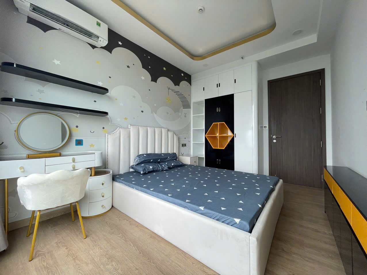 Cho thuê căn hộ Midtown The Peak, phú mỹ hưng, quận 7. Diện tích: 135m, 3 phòng ngủ, 2wc, nội thất cao cấp. Nhà trống ở ngay, giá chỉ 50 triệu/ tháng. Qúy khách xem nhà liên hệ: hotline Ngọc Thư ( zalo, viber) - 8315