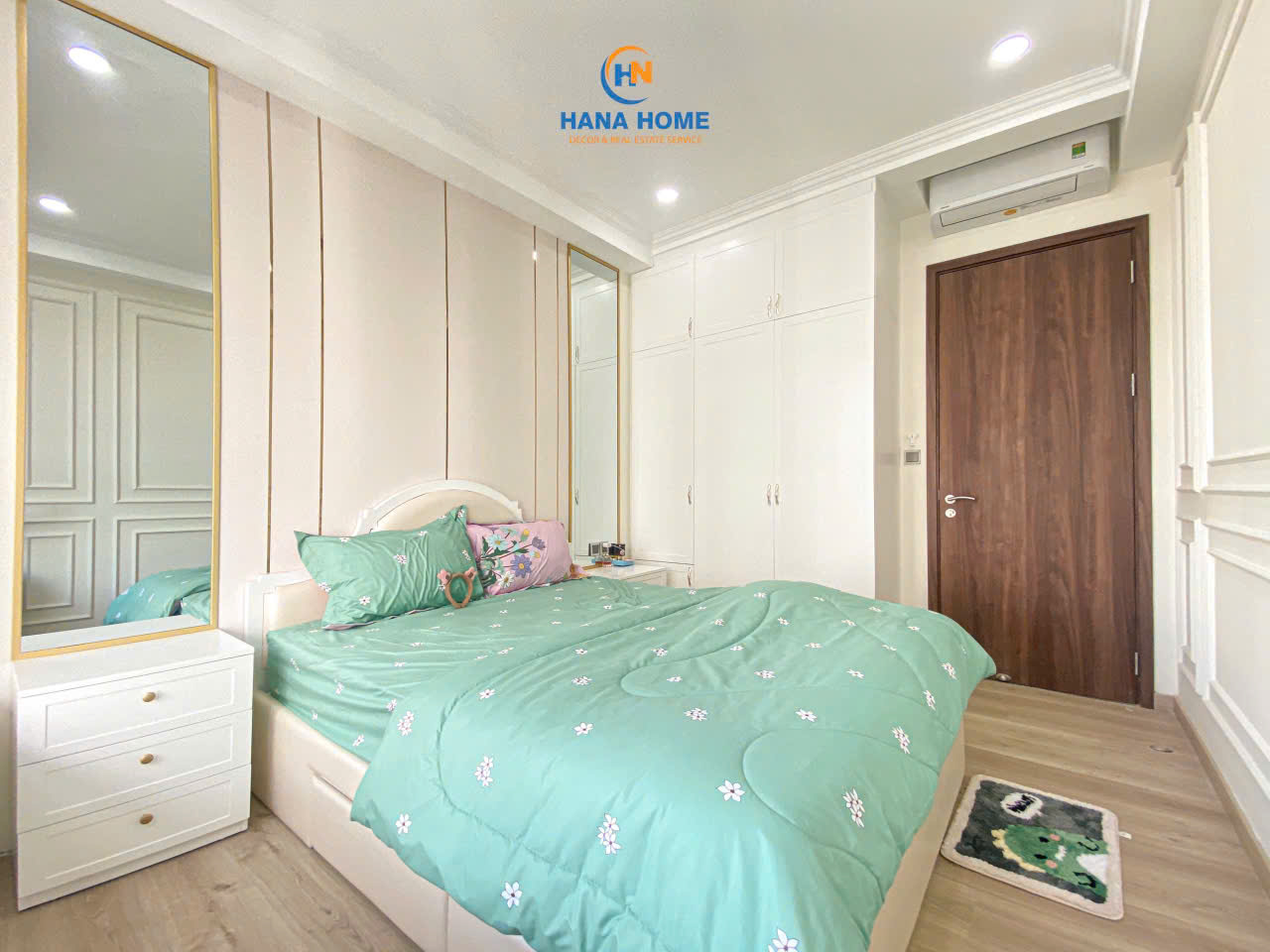 Cho thuê căn hộ Midtown The Synature, phú mỹ hưng, quận 7. Diện tích: 81m, 2 phòng ngủ, 2 wc. Nội thất cao cấp, sang trọng. Có chỗ đậu ô tô và xe máy, tầng cao, thoáng mát. Gía rẻ thị trường. Qúy khách xem nhà liên hệ: hotline Ngọc Thư ( zalo, viber) - 8344