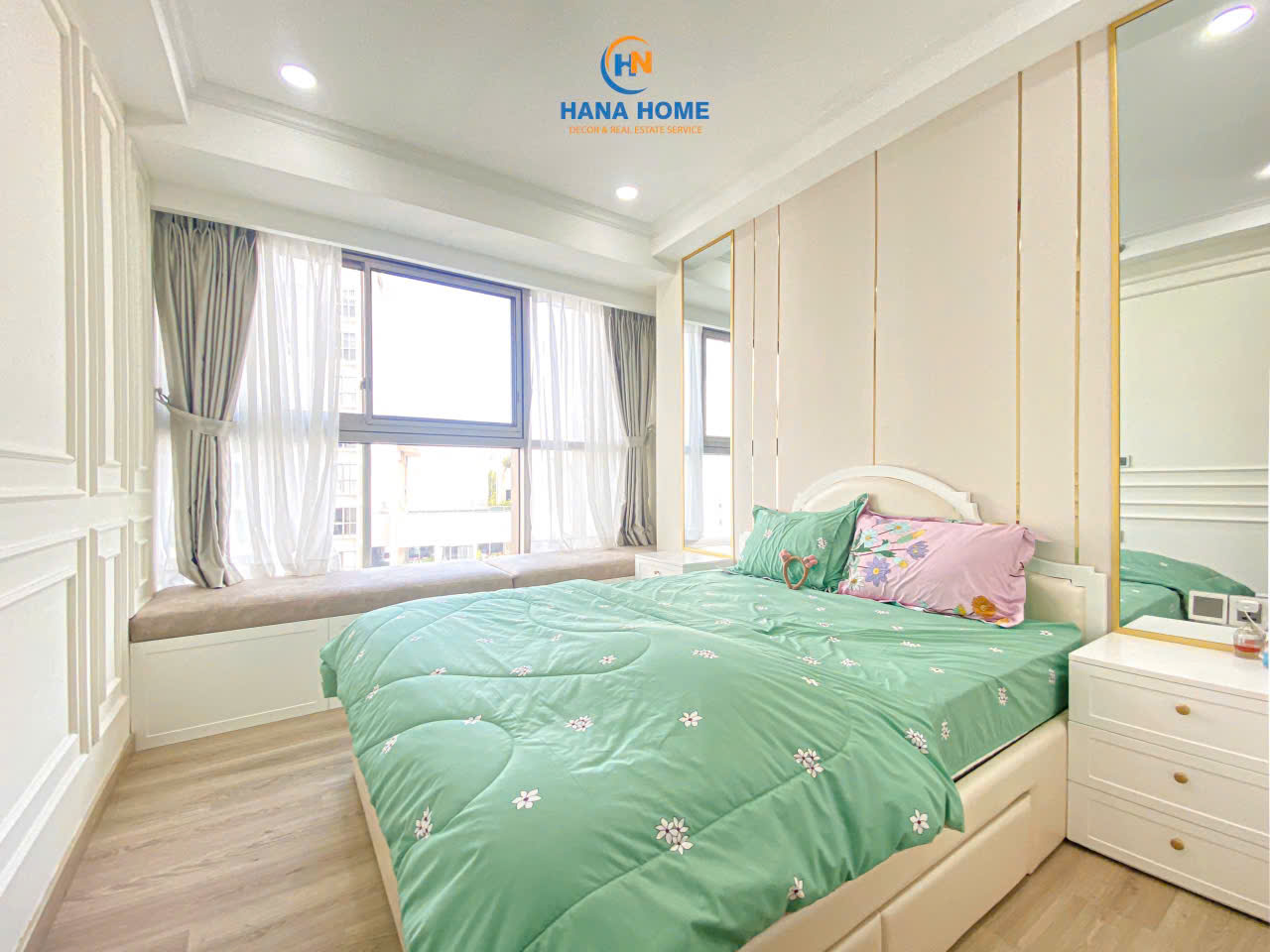 Cho thuê căn hộ Midtown The Synature, phú mỹ hưng, quận 7. Diện tích: 81m, 2 phòng ngủ, 2 wc. Nội thất cao cấp, sang trọng. Có chỗ đậu ô tô và xe máy, tầng cao, thoáng mát. Gía rẻ thị trường. Qúy khách xem nhà liên hệ: hotline Ngọc Thư ( zalo, viber) - 8343