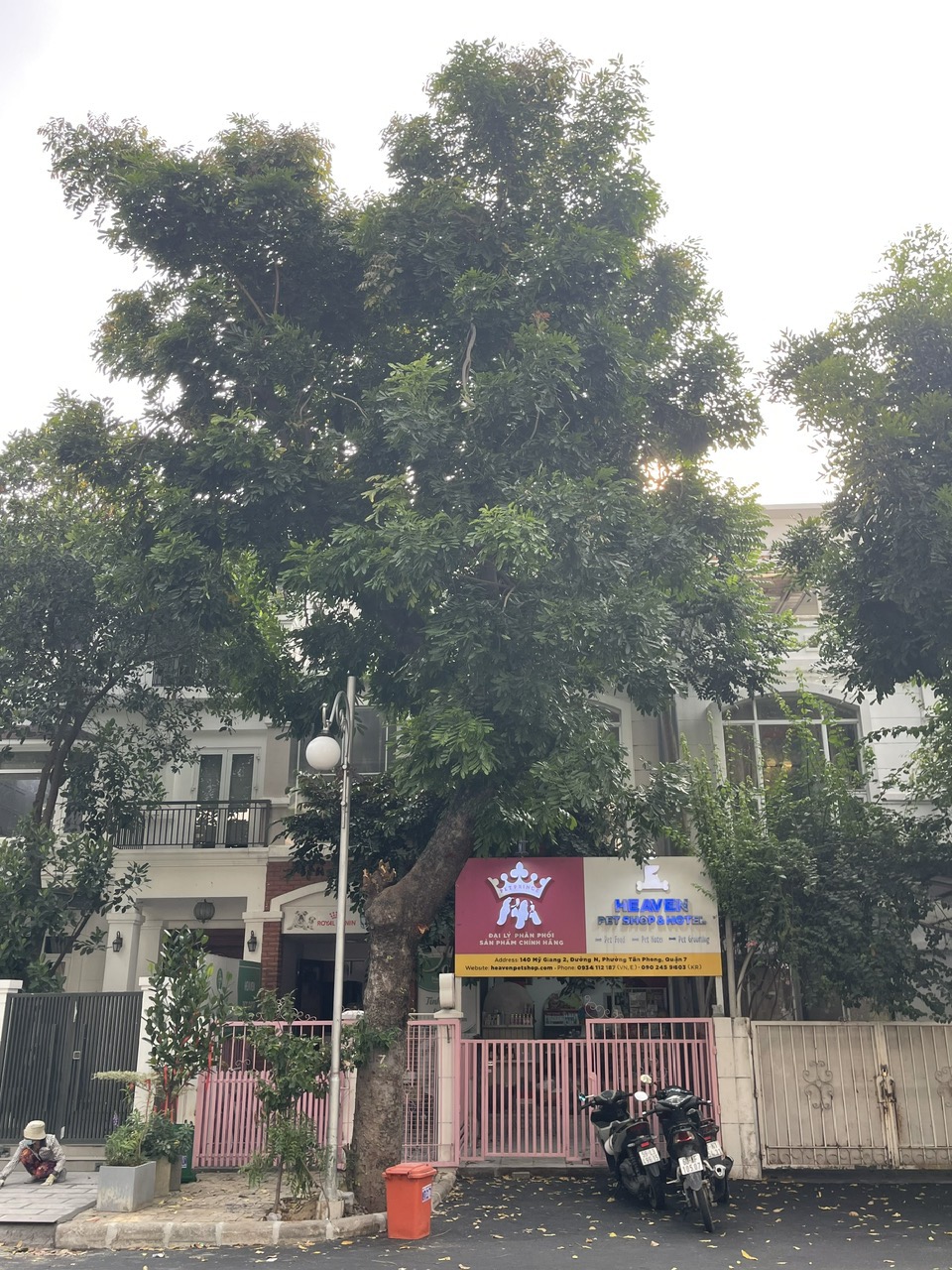 Cho thuê biệt thự liên kế vườn Mỹ Giang, đường N-Nam, phú mỹ hưng, quận 7. Diện tích: 7x18m, trệt, 2 lầu. Nhà trống, mặt tiền đường lớn tiện kinh doanh mỹ phẩm, nha khoa, văn phòng. Gía chỉ 45tr/ tháng. Anh chị xem nhà liên hệ: hotline Ngọc Thư ( zalo, viber)