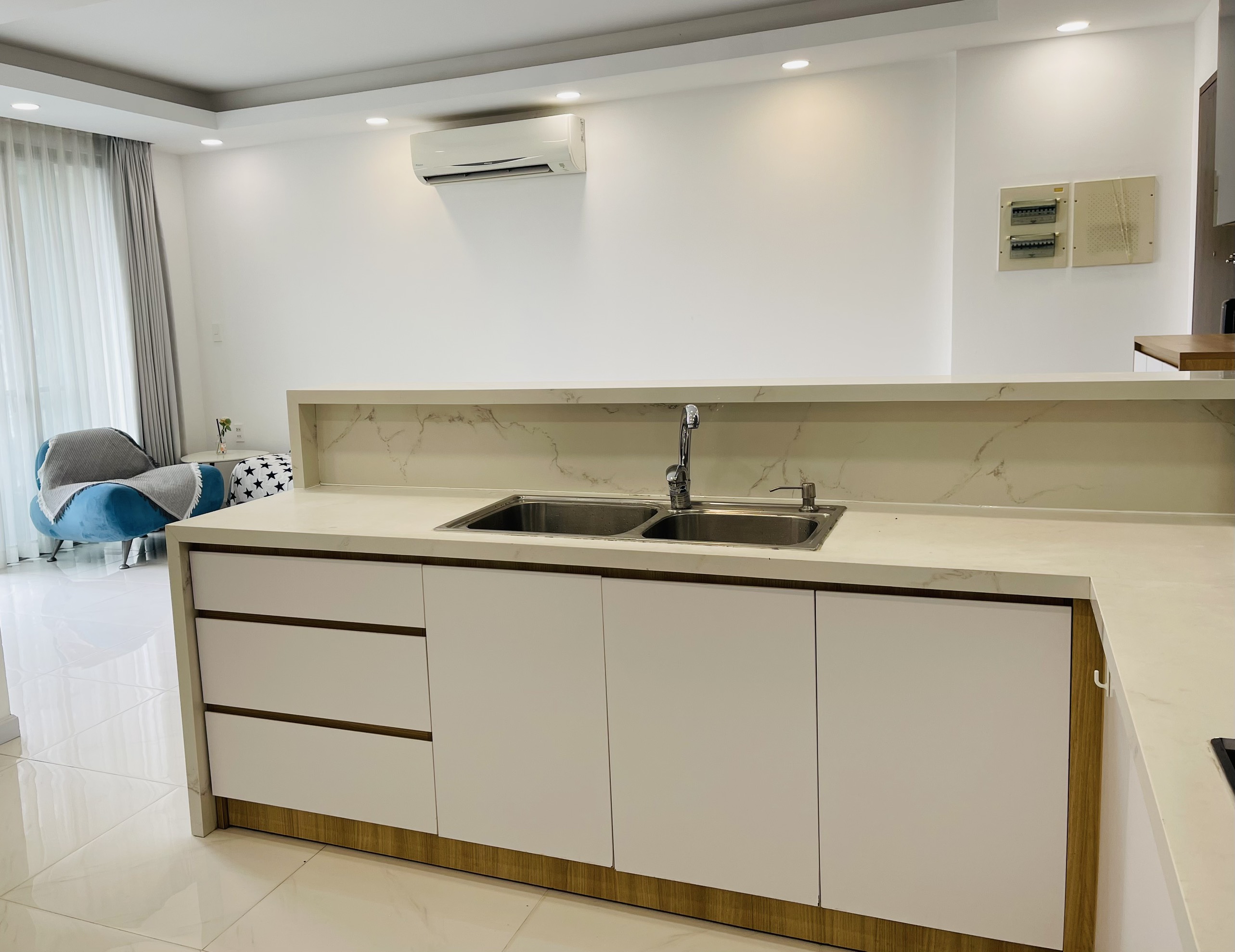 Cần bán căn hộ Hưng Phúc , phú mỹ hưng, quận 7. Diện tích: 79m, 2 phòng ngủ, nội thất đầy đủ, cao cấp. View biệt thự, sổ hồng công chứng ngay. Gía chỉ 6 tỷ . Anh chị xem nhà liên hệ: hotline Ngọc Thư ( zalo, viber) - 8396