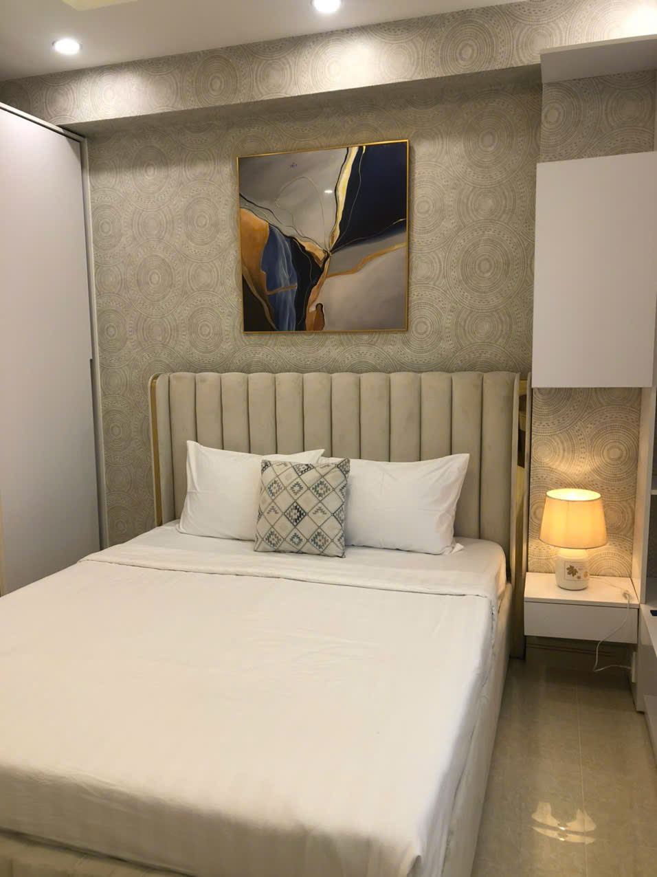 Bán căn hộ Hưng Phúc Residence, 98m, 3 phòng ngủ, 2wc. Nhà đang có hợp đồng cho thuê dài hạn, sổ hồng, cần bán nhanh giá 7,3 tỷ. LH: hotline Ngọc Thư xem nhà - 8492