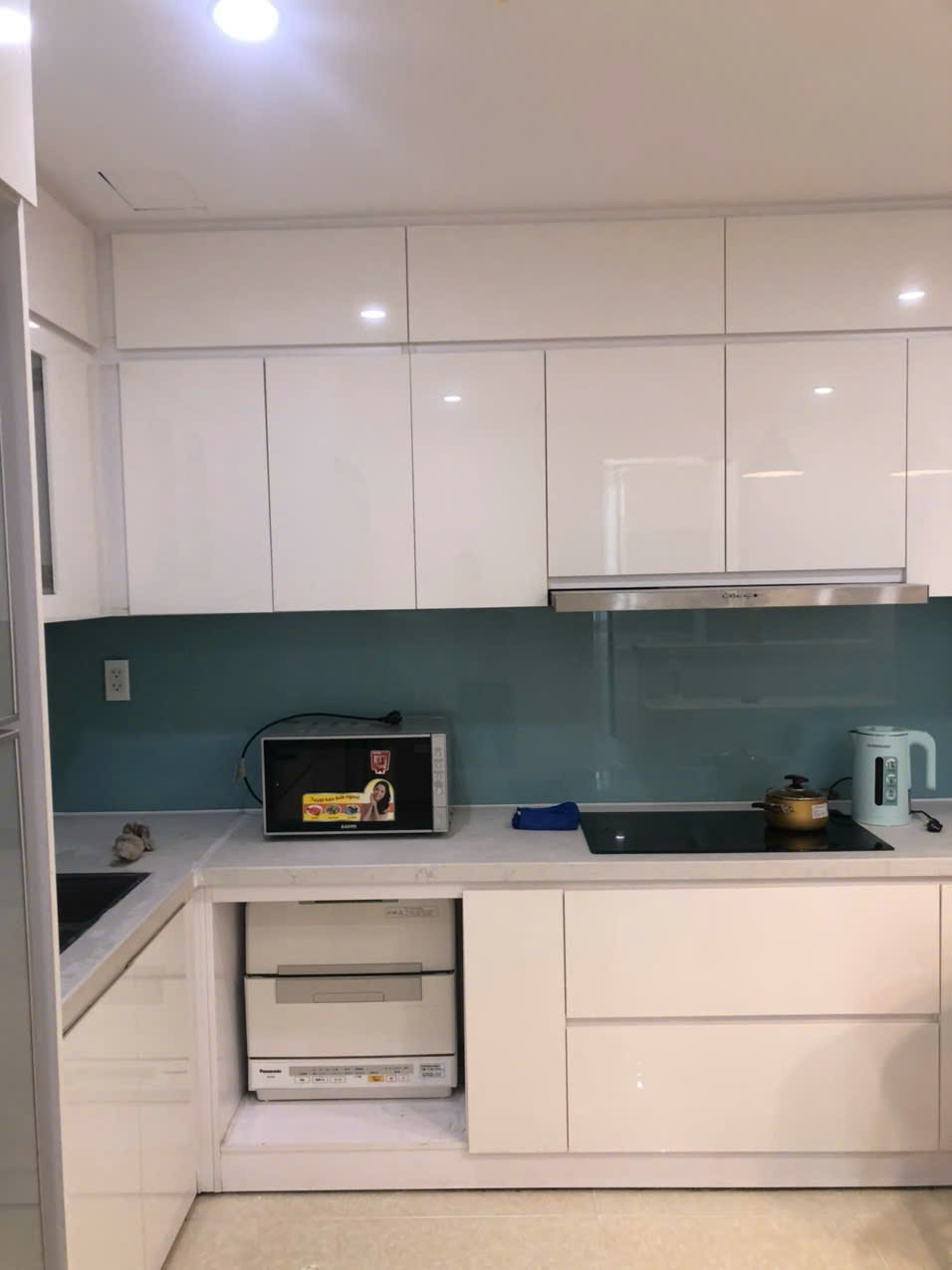 Bán căn hộ Hưng Phúc Residence, 98m, 3 phòng ngủ, 2wc. Nhà đang có hợp đồng cho thuê dài hạn, sổ hồng, cần bán nhanh giá 7,3 tỷ. LH: hotline Ngọc Thư xem nhà - 8490