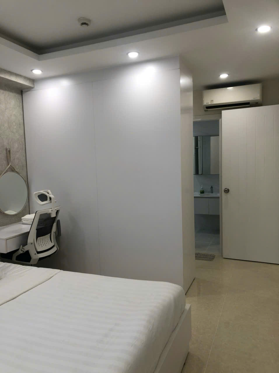 Bán căn hộ Hưng Phúc Residence, 98m, 3 phòng ngủ, 2wc. Nhà đang có hợp đồng cho thuê dài hạn, sổ hồng, cần bán nhanh giá 7,3 tỷ. LH: hotline Ngọc Thư xem nhà - 8493
