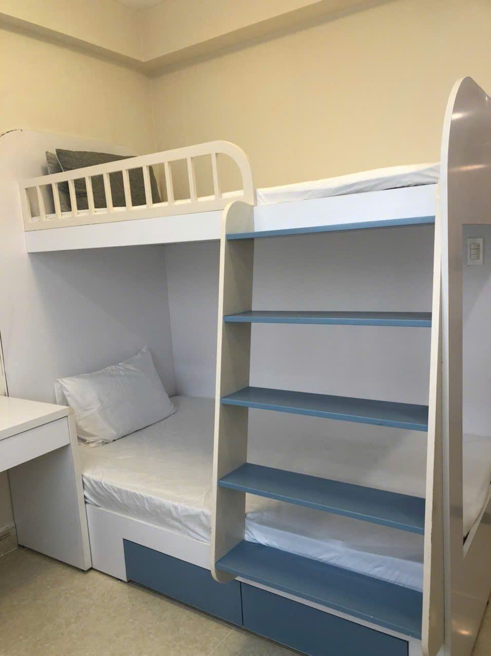 Bán căn hộ Hưng Phúc Residence, 98m, 3 phòng ngủ, 2wc. Nhà đang có hợp đồng cho thuê dài hạn, sổ hồng, cần bán nhanh giá 7,3 tỷ. LH: hotline Ngọc Thư xem nhà - 8494