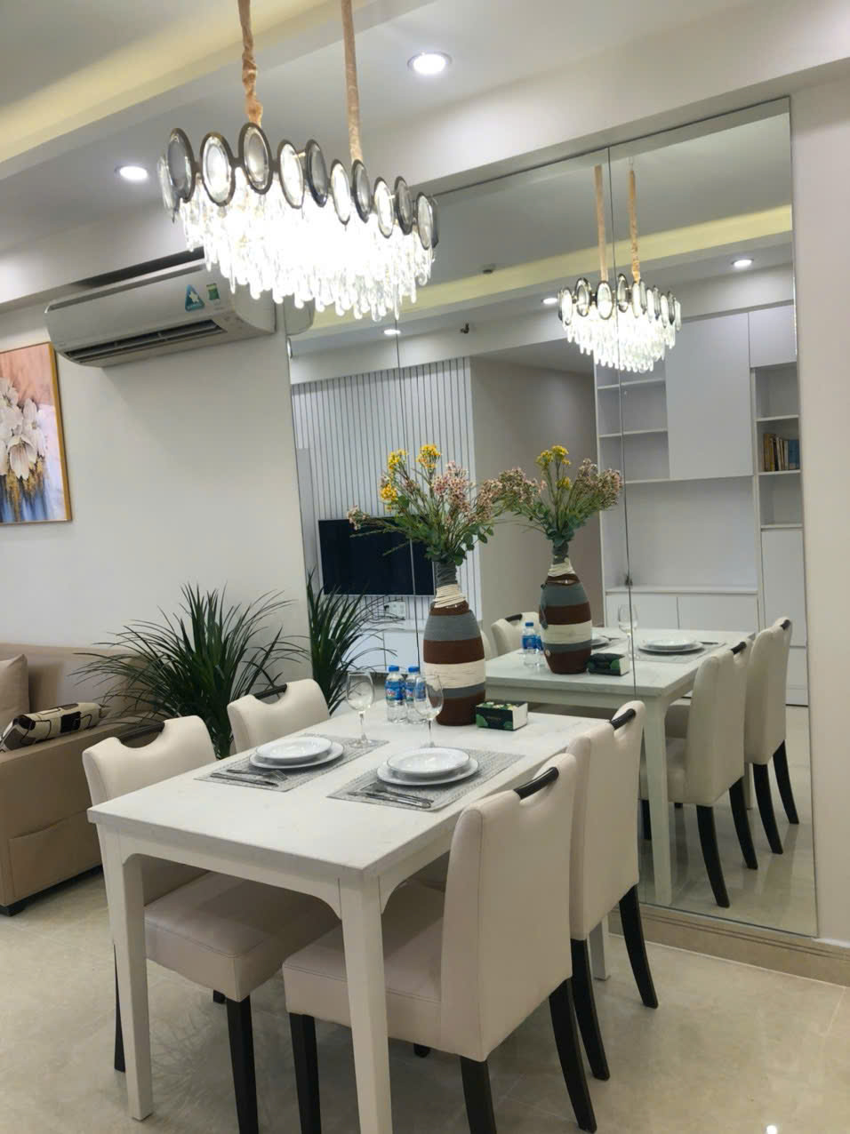 Bán căn hộ Hưng Phúc Residence, 98m, 3 phòng ngủ, 2wc. Nhà đang có hợp đồng cho thuê dài hạn, sổ hồng, cần bán nhanh giá 7,3 tỷ. LH: hotline Ngọc Thư xem nhà - 8489