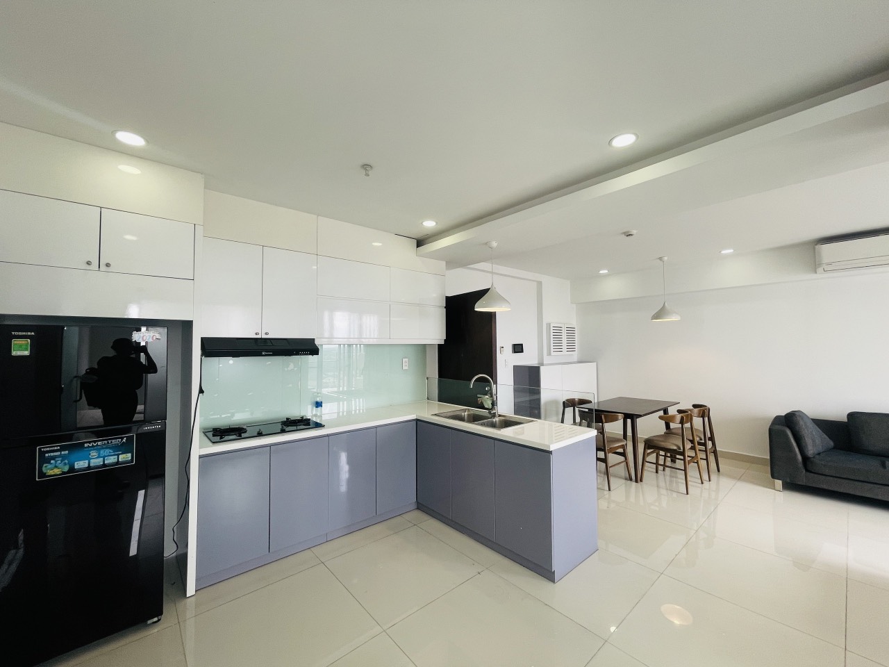 Cho thuê căn hộ Hưng Phúc Residence, phú mỹ hưng. Diện tích: 98m, 3 phòng ngủ, nội thất đầy đủ, đẹp.. Gía chỉ 23 triêu/ tháng. Qúy khách xem nhà liên hệ: hotline Ngọc Thư - 8518