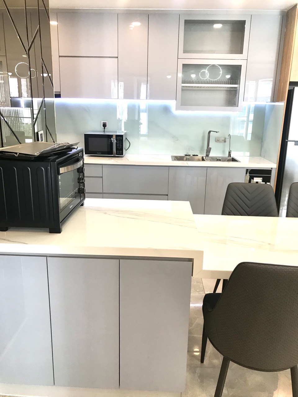 Cho thuê căn hộ cao cấp Midtown The Peak M8, Phú Mỹ Hưng. Diện tích: 115m, 3 phòng ngủ, nội thất cao cấp, ở ngay. Gía chỉ: 44tr/ tháng có ô xe hầm. Liên hê: hotline Ngọc Thư xem nhà - 8656