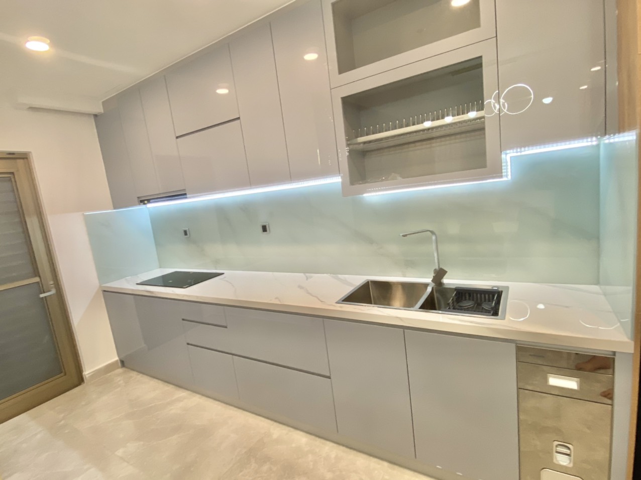Cho thuê căn hộ cao cấp Midtown The Peak M8, Phú Mỹ Hưng. Diện tích: 115m, 3 phòng ngủ, nội thất cao cấp, ở ngay. Gía chỉ: 44tr/ tháng có ô xe hầm. Liên hê: hotline Ngọc Thư xem nhà - 8652