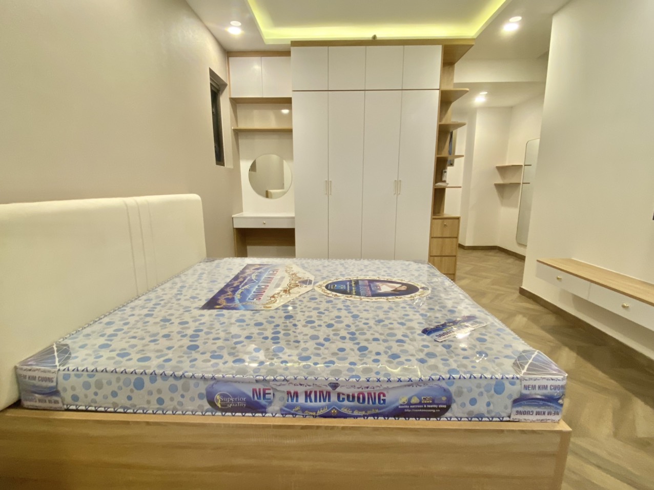 Cho thuê căn hộ cao cấp Midtown The Peak M8, Phú Mỹ Hưng. Diện tích: 115m, 3 phòng ngủ, nội thất cao cấp, ở ngay. Gía chỉ: 44tr/ tháng có ô xe hầm. Liên hê: hotline Ngọc Thư xem nhà - 8653