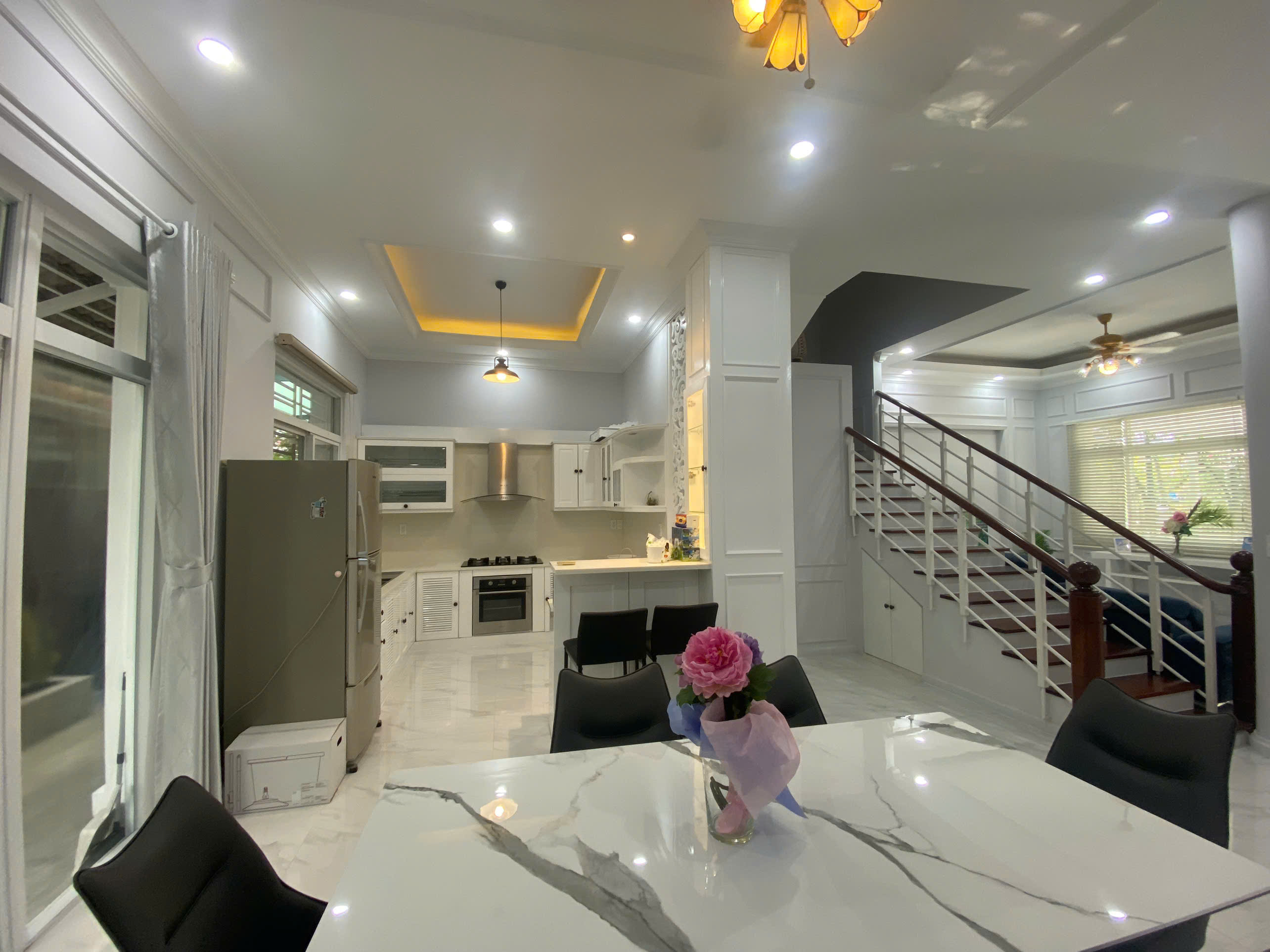 Bán biệt thự liên kế vườn Mỹ Thái , phú mỹ hưng, quận 7. Diện tích: 7x18m, căn kế góc mặt tiền thông thoáng. 3 phòng ngủ, 1 phòng làm việc. Nhà đẹp, ở ngay. Gía chỉ: 35 tỷ. Liên hệ: hotline Ngọc Thư xem nhà - 8667