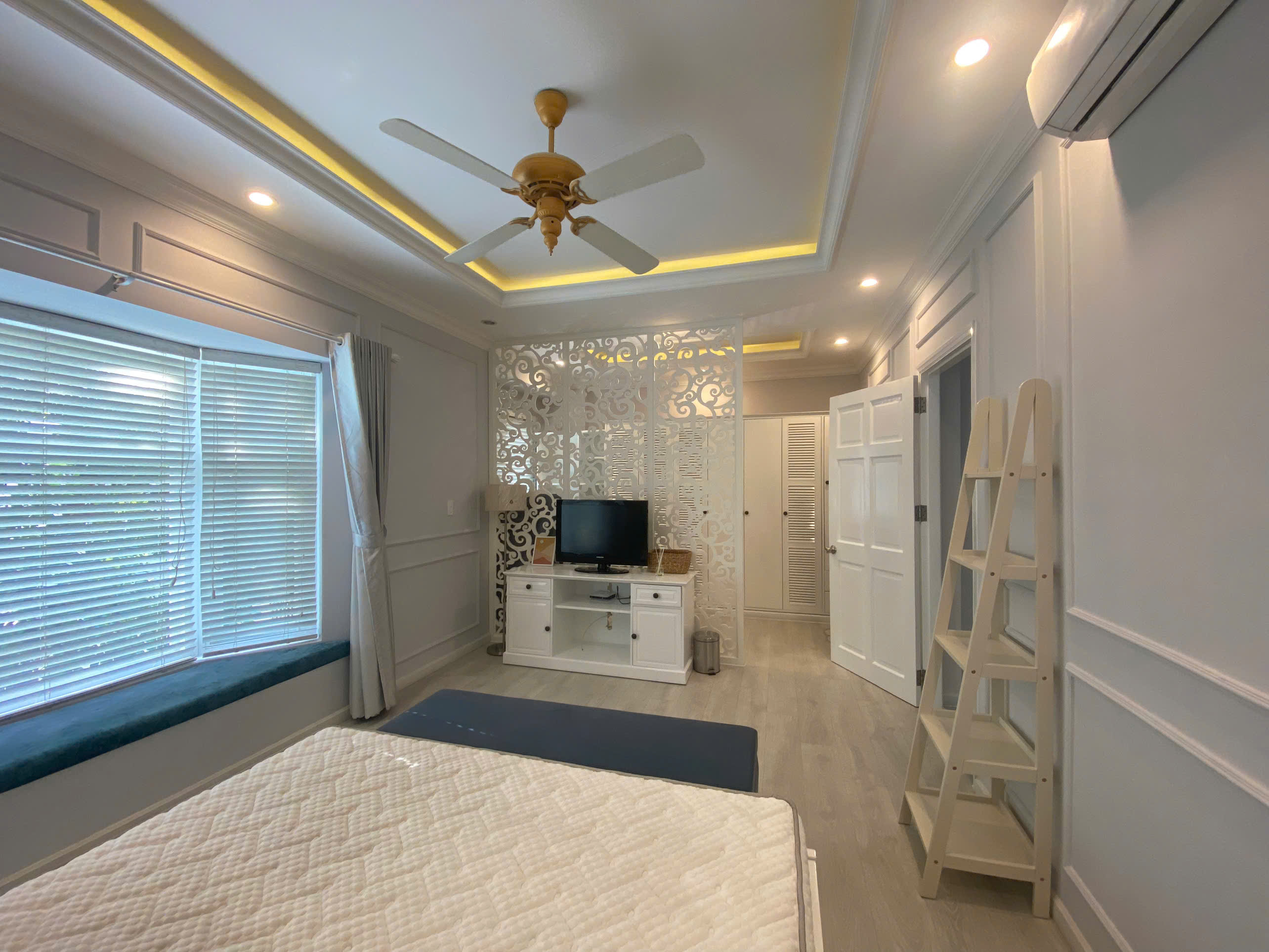 Bán biệt thự liên kế vườn Mỹ Thái , phú mỹ hưng, quận 7. Diện tích: 7x18m, căn kế góc mặt tiền thông thoáng. 3 phòng ngủ, 1 phòng làm việc. Nhà đẹp, ở ngay. Gía chỉ: 35 tỷ. Liên hệ: hotline Ngọc Thư xem nhà - 8669