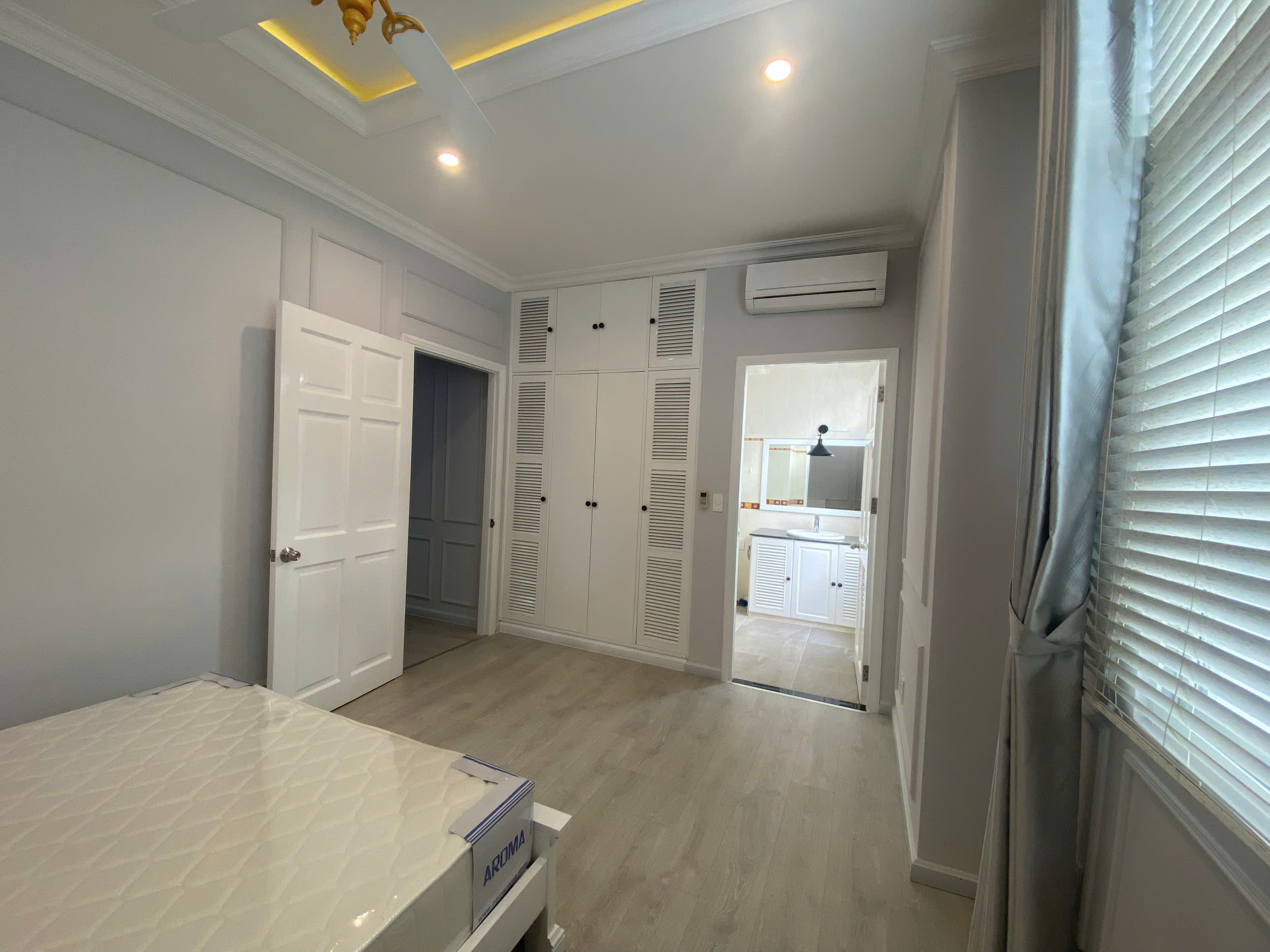 Bán biệt thự liên kế vườn Mỹ Thái , phú mỹ hưng, quận 7. Diện tích: 7x18m, căn kế góc mặt tiền thông thoáng. 3 phòng ngủ, 1 phòng làm việc. Nhà đẹp, ở ngay. Gía chỉ: 35 tỷ. Liên hệ: hotline Ngọc Thư xem nhà - 8670