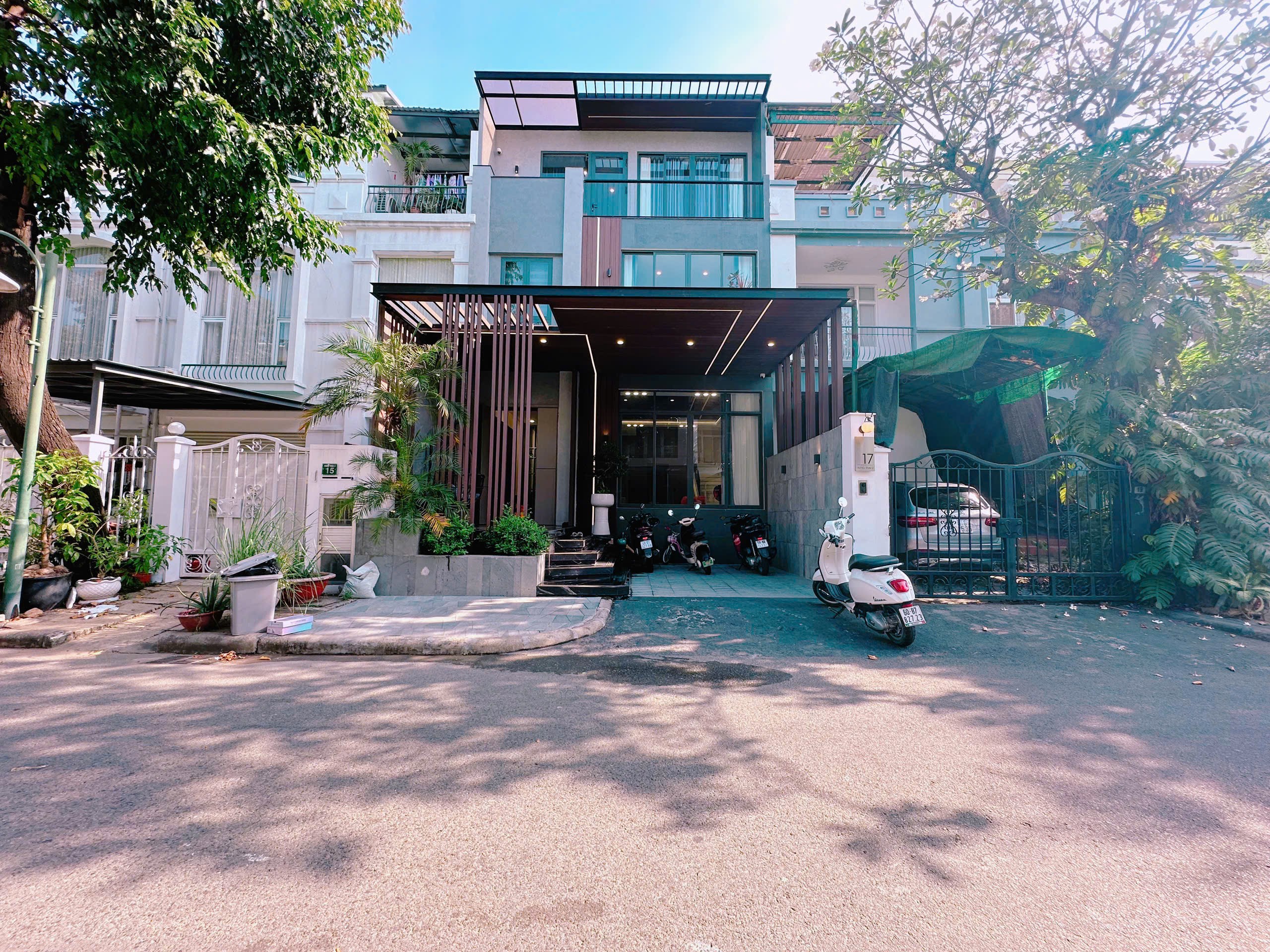 Bán biệt thự Phú Mỹ Hưng, Hưng Thái  2, 37,2 tỷ, 7m x 18m, 126m2, 4PN, 4WC, Nội thất cao cấp,hồ cá Koi.Liên hệ : hotline - Hoàng Văn Cường để biết thêm chi tiết.