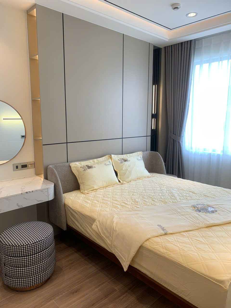 Bán căn hộ cao cấp Horizon, phú mỹ hưng, quận 7. Diện tích: 106m, 3 phòng ngủ, nội thất cao cấp. View hồ bán nguyệt, cầu ánh sao. Gía chỉ: 16 tỷ 8. Anh chị xem nhà liên hệ: hotline Ngọc Thư - 8743