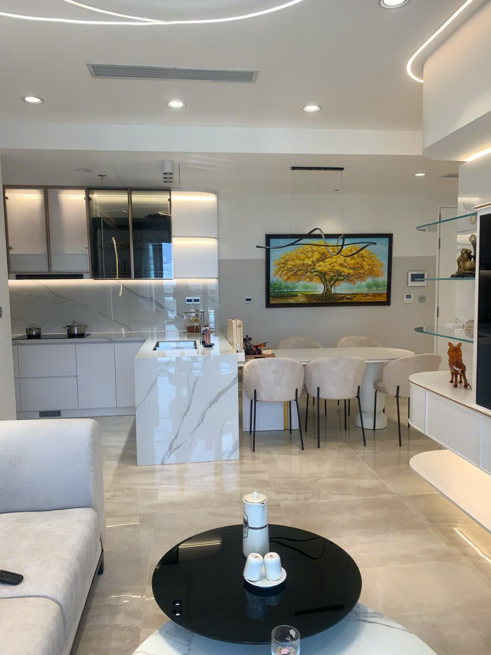 Bán căn hộ cao cấp Horizon, phú mỹ hưng, quận 7. Diện tích: 106m, 3 phòng ngủ, nội thất cao cấp. View hồ bán nguyệt, cầu ánh sao. Gía chỉ: 16 tỷ 8. Anh chị xem nhà liên hệ: hotline Ngọc Thư - 8741