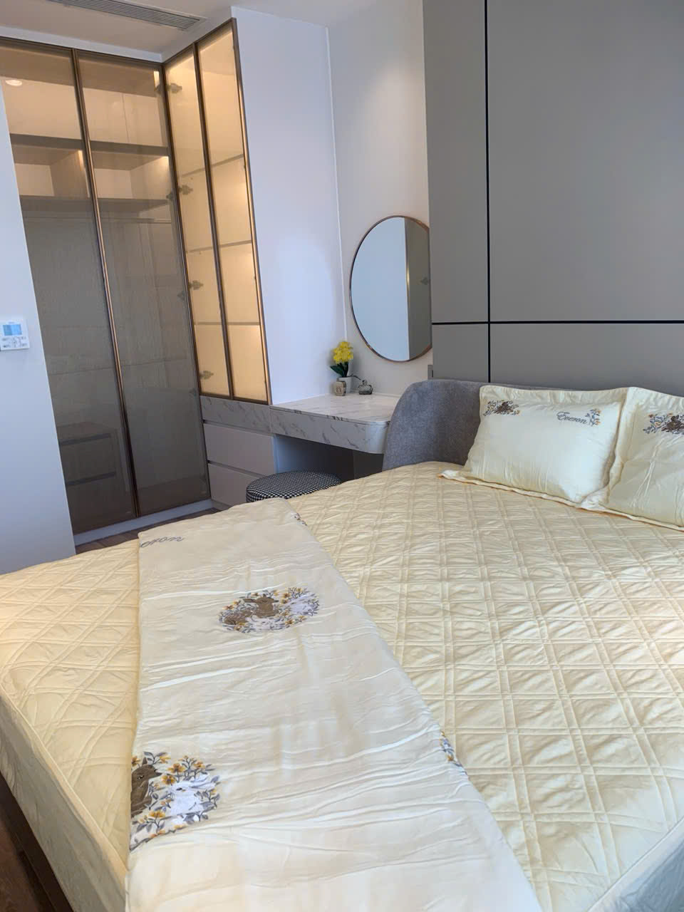 Bán căn hộ cao cấp Horizon, phú mỹ hưng, quận 7. Diện tích: 106m, 3 phòng ngủ, nội thất cao cấp. View hồ bán nguyệt, cầu ánh sao. Gía chỉ: 16 tỷ 8. Anh chị xem nhà liên hệ: hotline Ngọc Thư - 8742