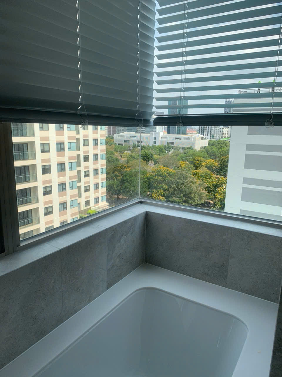 Bán căn hộ cao cấp Horizon, phú mỹ hưng, quận 7. Diện tích: 106m, 3 phòng ngủ, nội thất cao cấp. View hồ bán nguyệt, cầu ánh sao. Gía chỉ: 16 tỷ 8. Anh chị xem nhà liên hệ: hotline Ngọc Thư - 8746