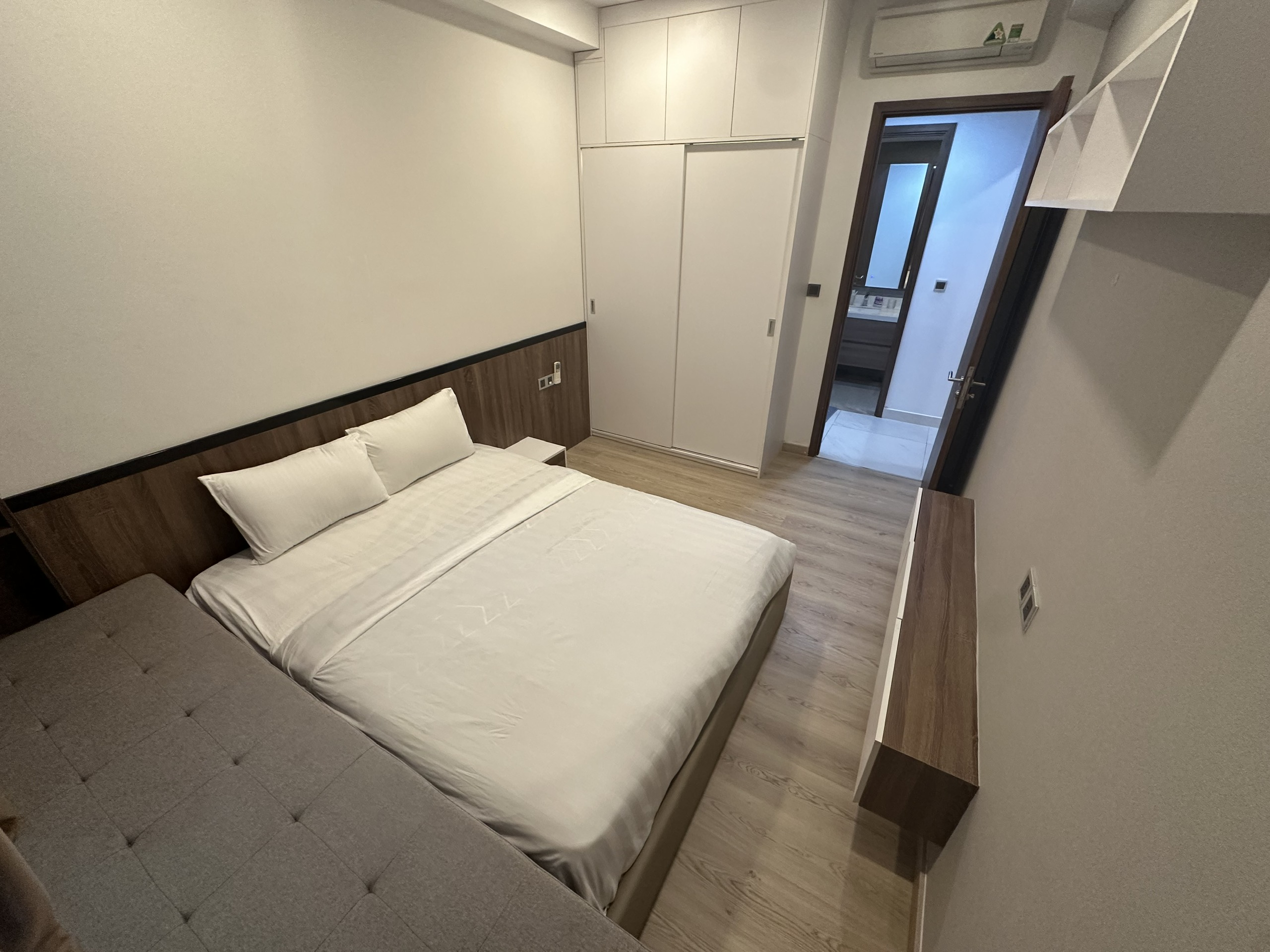 Cho thuê căn hộ Midtown, phú mỹ hưng, quận 7. Diện tích: 80m, 2 phòng ngủ, 2wc. Nội thất đầy đủ, ô xe hầm. Gía chỉ: 25 triệu/ tháng. Qúy khách xem nhà liên hê: hotline Ngọc Thư - 8868