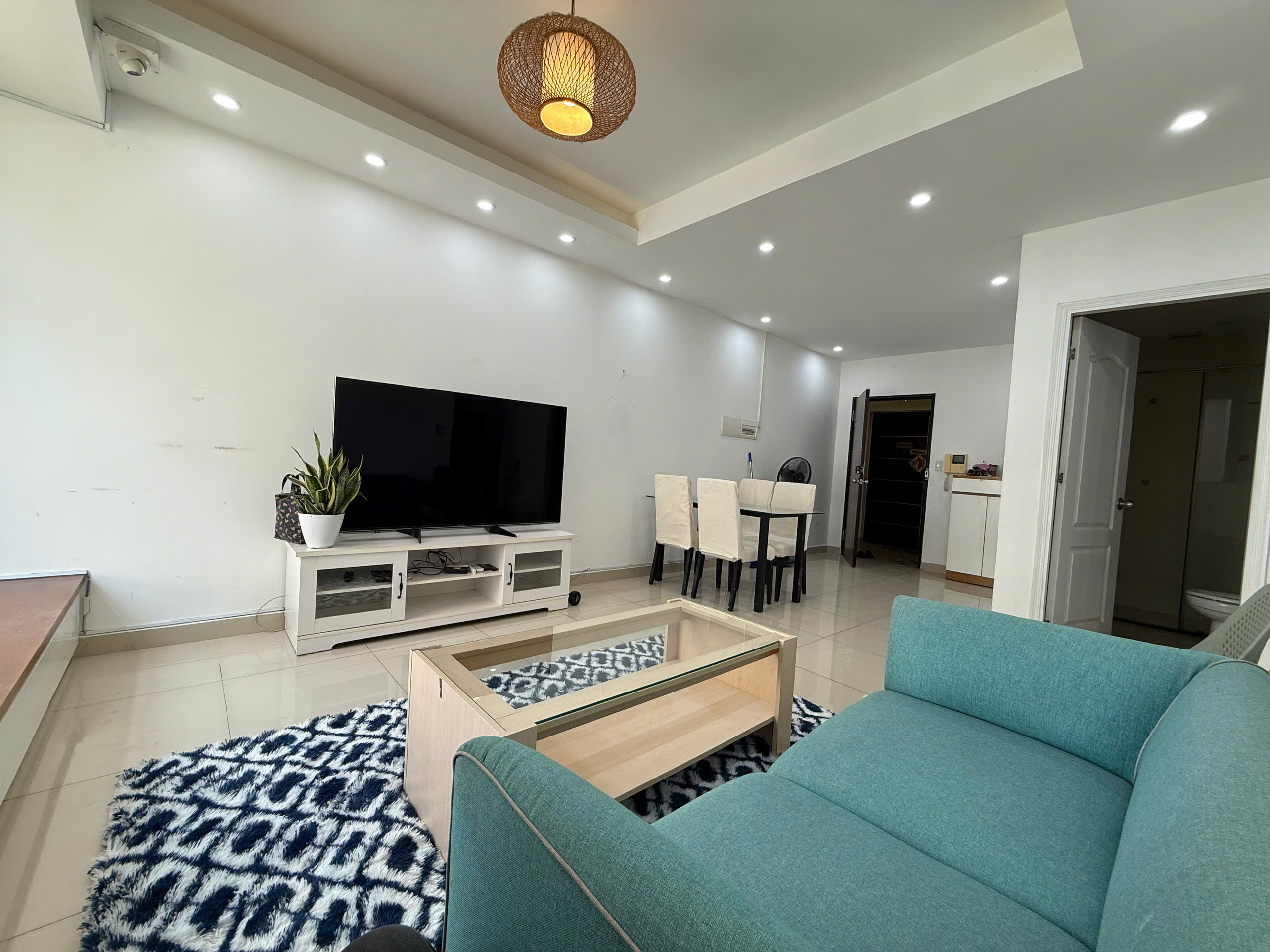 HOT! Bán rẻ căn hộ Cao Cấp Sky Garden 3, Phú Mỹ Hưng, 71m2, 2PN, 2WC. Nhà đẹp, Nội thất đầy đủ cao cấp. Liên hệ hotline (Đình Hải) - 8922