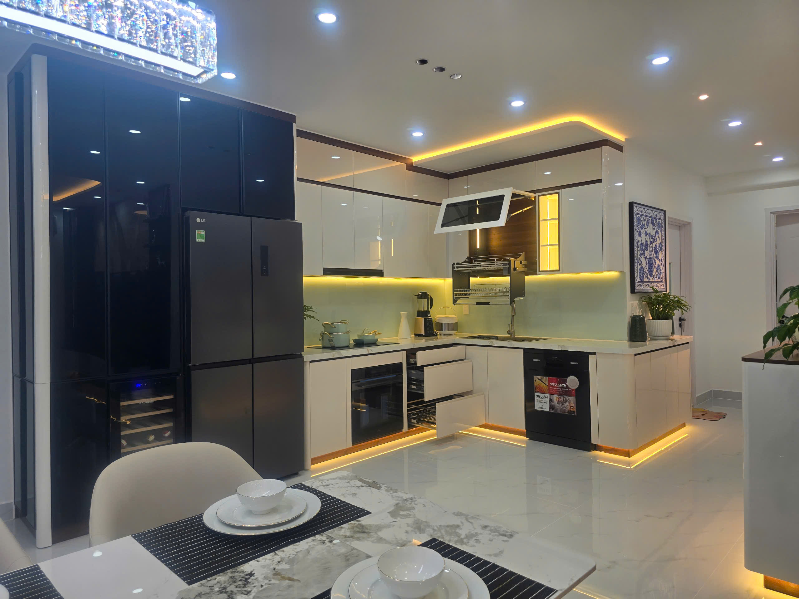 Bán căn hộ Cao Cấp Sky Garden 3, Phú Mỹ Hưng, Nhà mới 100%, Căn góc, Lầu cao, View đẹp, Nội thất nhập khẩu. Liên hệ: hotline (Đình Hải) - 9057