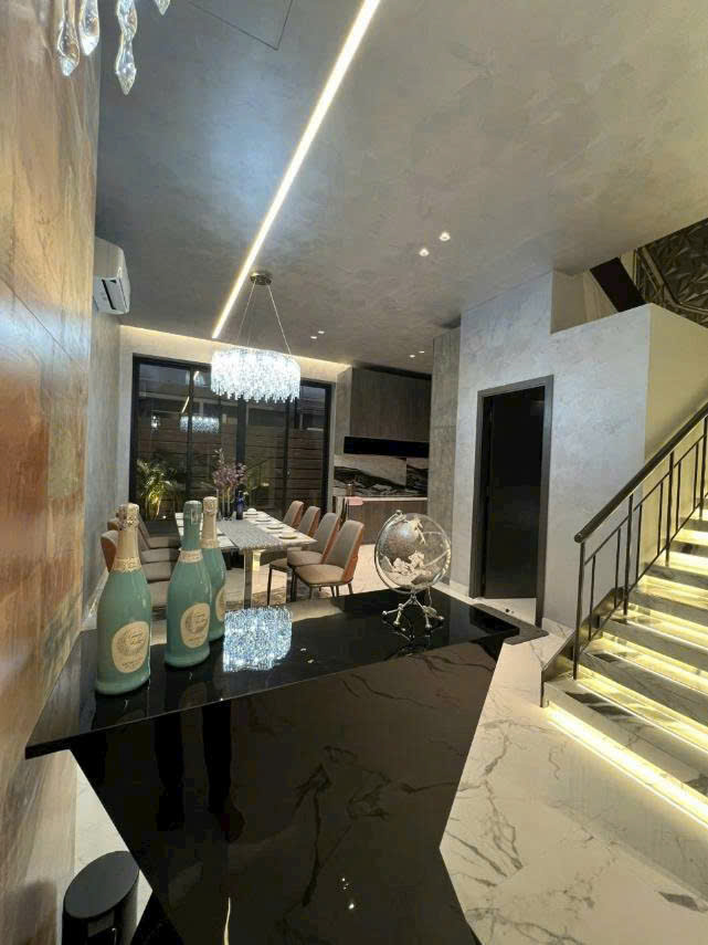 Gia đình đi nước ngoài cần bán gấp căn biệt thự liên kế vườn Mỹ Giang, phú mỹ hưng. DT: 7x18m, trệt, 2 lầu. Nhà mới xây, đầu tư kỹ. Gía chỉ 40 tỷ. Qúy khách xem nhà liên hệ: hotline Ngọc Thư - 9092