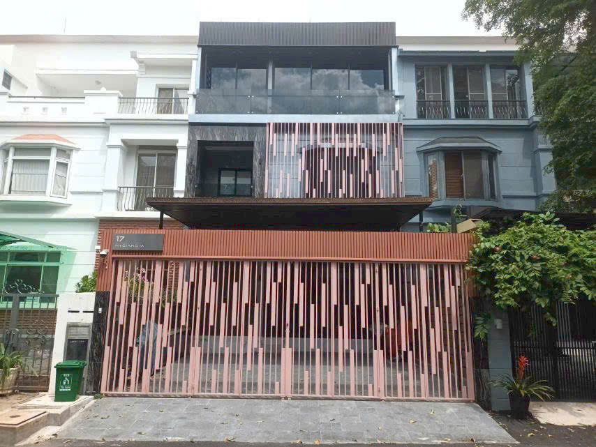 Gia đình đi nước ngoài cần bán gấp căn biệt thự liên kế vườn Mỹ Giang, phú mỹ hưng. DT: 7x18m, trệt, 2 lầu. Nhà mới xây, đầu tư kỹ. Gía chỉ 40 tỷ. Qúy khách xem nhà liên hệ: hotline Ngọc Thư