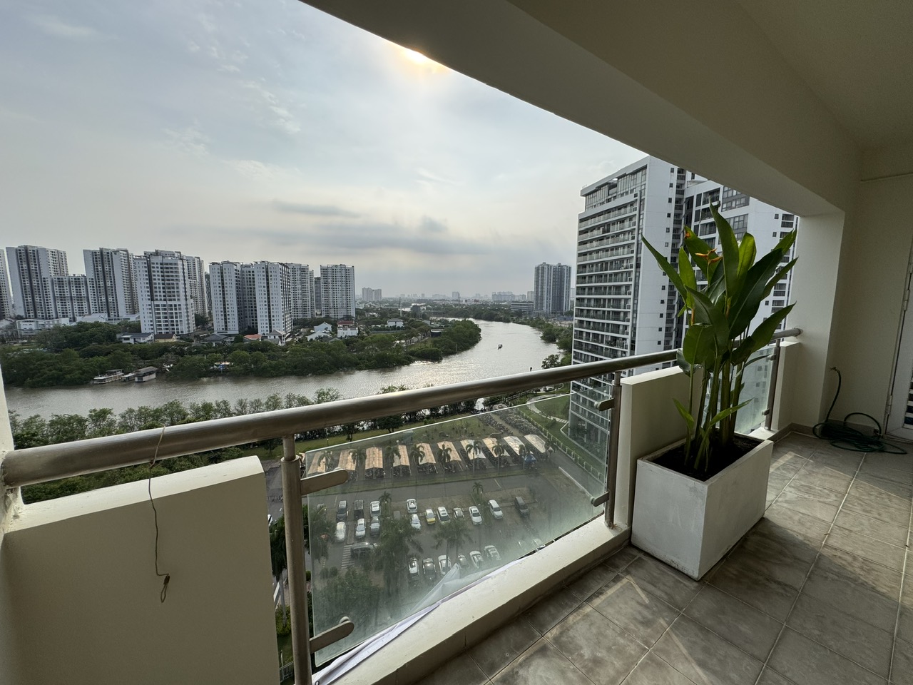 Cho thuê căn hộ Mỹ Phát , trục đường Nguyễn Đức Cảnh, pmh. Diện tích: 137m, 3 phòng ngủ, nhà mới thiết kế. Nội thất cao cấp, lầu cao, view thoáng. Giá chỉ: 37 tr/ tháng, có ô xe hầm. Qúy khách xem nhà liên hệ: hotline Ngọc Thư - 9123