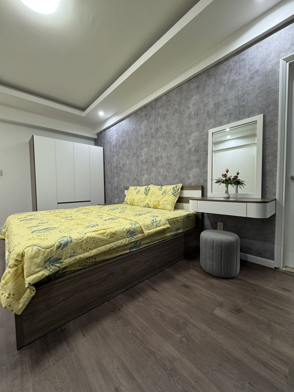 Cho thuê căn hộ Mỹ Phát , trục đường Nguyễn Đức Cảnh, pmh. Diện tích: 137m, 3 phòng ngủ, nhà mới thiết kế. Nội thất cao cấp, lầu cao, view thoáng. Giá chỉ: 37 tr/ tháng, có ô xe hầm. Qúy khách xem nhà liên hệ: hotline Ngọc Thư - 9128
