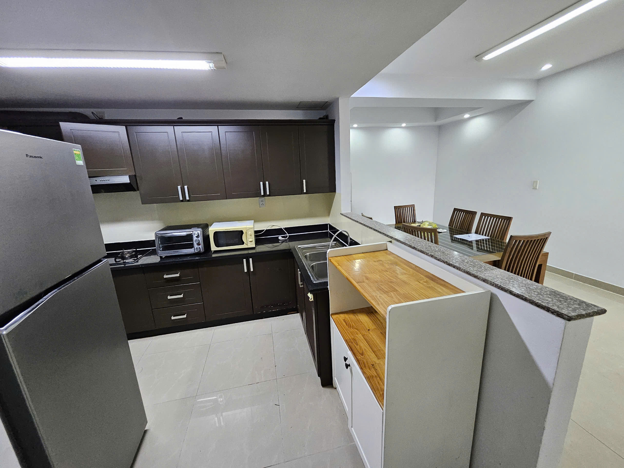 Cho thuê căn hộ Grand View, trục đường Nguyễn Đức Cảnh, PMH. Diện tích: 118m, 3 phòng ngủ, 2wc. Nhà mới sửa, nội thất đầy đủ. Gía chỉ 25tr/ tháng. Anh chị xem nhà liên hệ: hotline Ngọc Thư - 9131