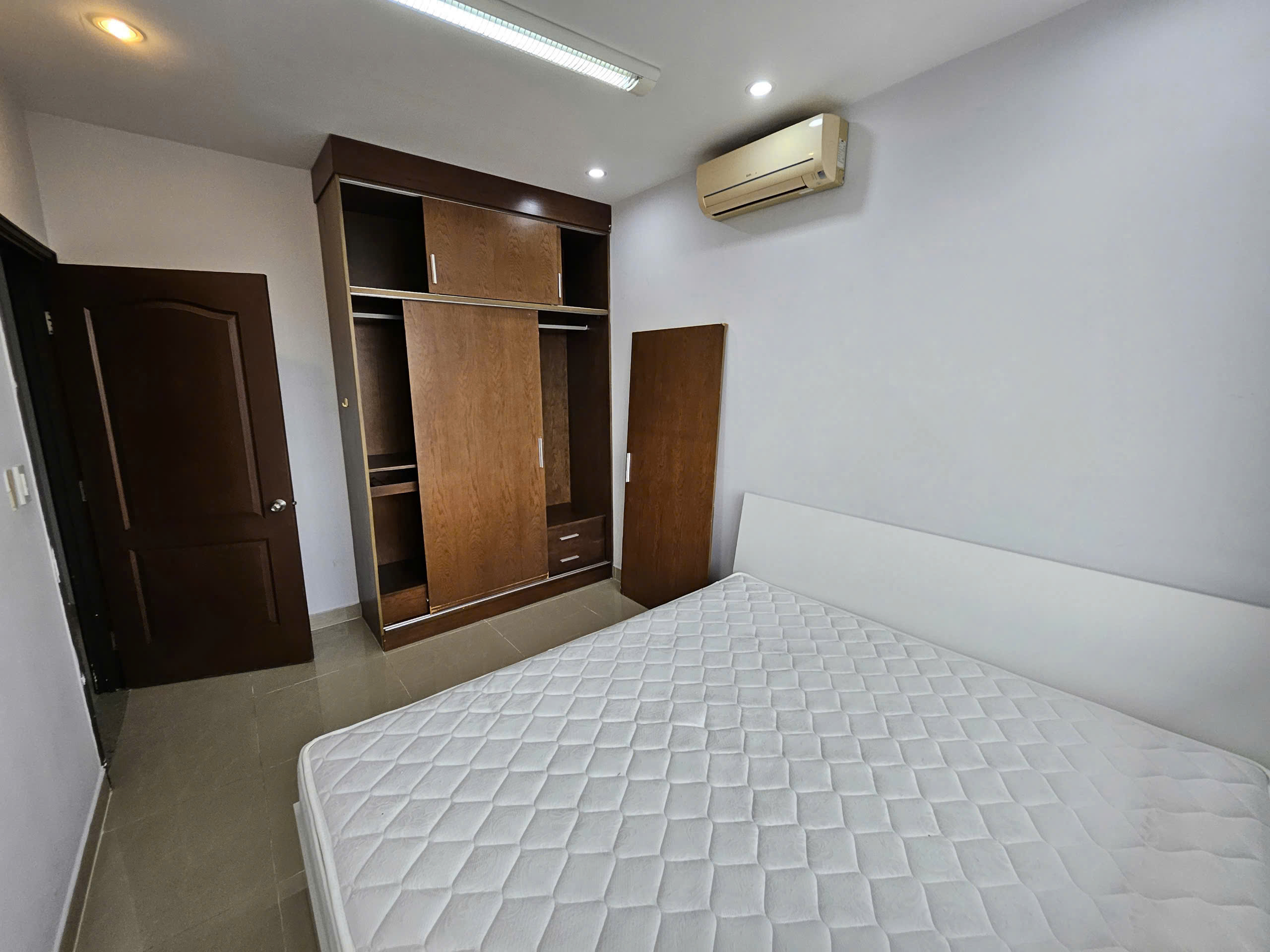 Cho thuê căn hộ Grand View, trục đường Nguyễn Đức Cảnh, PMH. Diện tích: 118m, 3 phòng ngủ, 2wc. Nhà mới sửa, nội thất đầy đủ. Gía chỉ 25tr/ tháng. Anh chị xem nhà liên hệ: hotline Ngọc Thư - 9132
