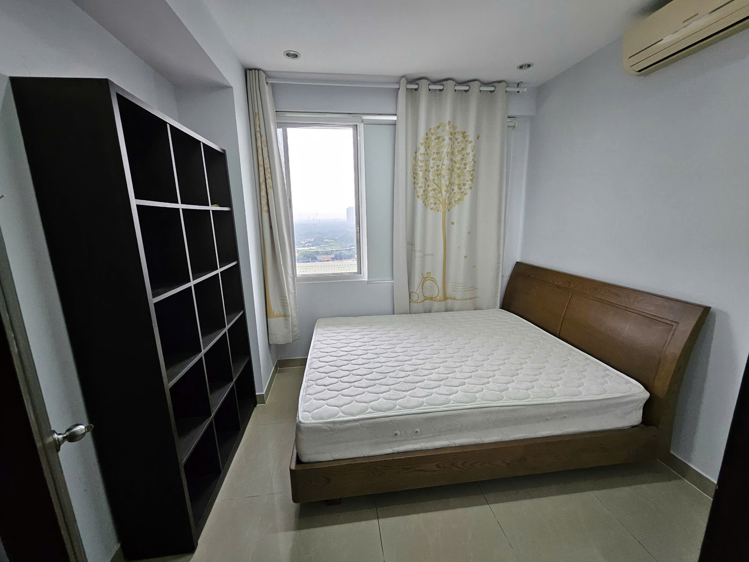 Cho thuê căn hộ Grand View, trục đường Nguyễn Đức Cảnh, PMH. Diện tích: 118m, 3 phòng ngủ, 2wc. Nhà mới sửa, nội thất đầy đủ. Gía chỉ 25tr/ tháng. Anh chị xem nhà liên hệ: hotline Ngọc Thư - 9134