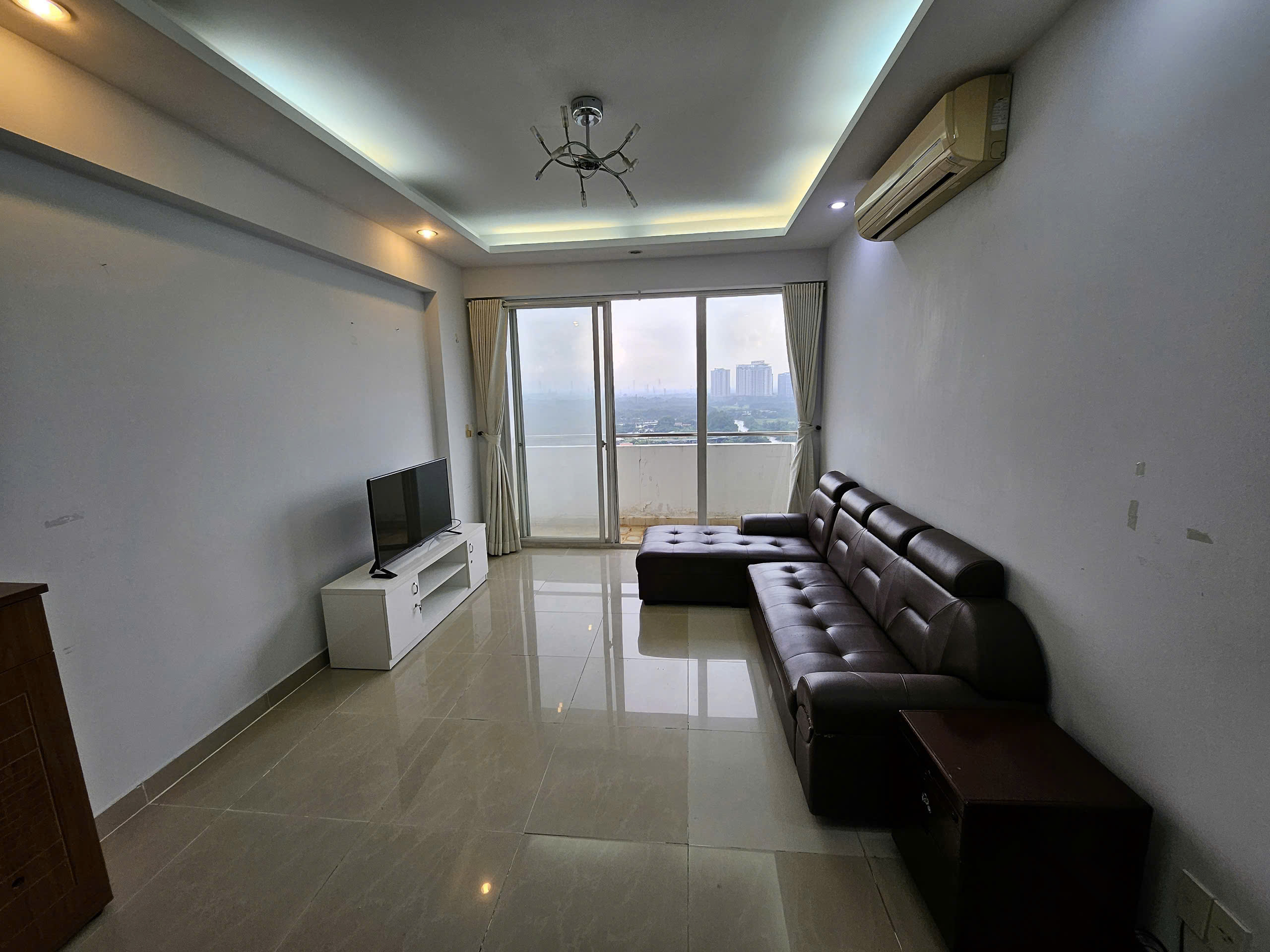 Cho thuê căn hộ Grand View, trục đường Nguyễn Đức Cảnh, PMH. Diện tích: 118m, 3 phòng ngủ, 2wc. Nhà mới sửa, nội thất đầy đủ. Gía chỉ 25tr/ tháng. Anh chị xem nhà liên hệ: hotline Ngọc Thư