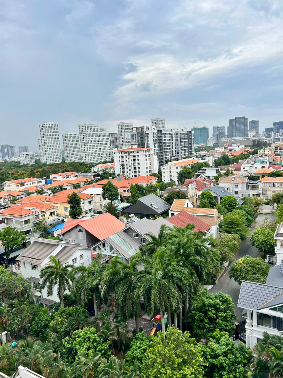 Bán căn hộ Mỹ Khánh 4B, trục đường Nguyễn Đức Cảnh, pmh. Diện tích: 114m, 3 phòng ngủ, 2wc. View hồ bơi, nội thất cơ bản, sổ hông. Gía chỉ: 7 tỷ 990. Qúy khách xem nhà liên hê: hotline Ngọc Thư - 9136
