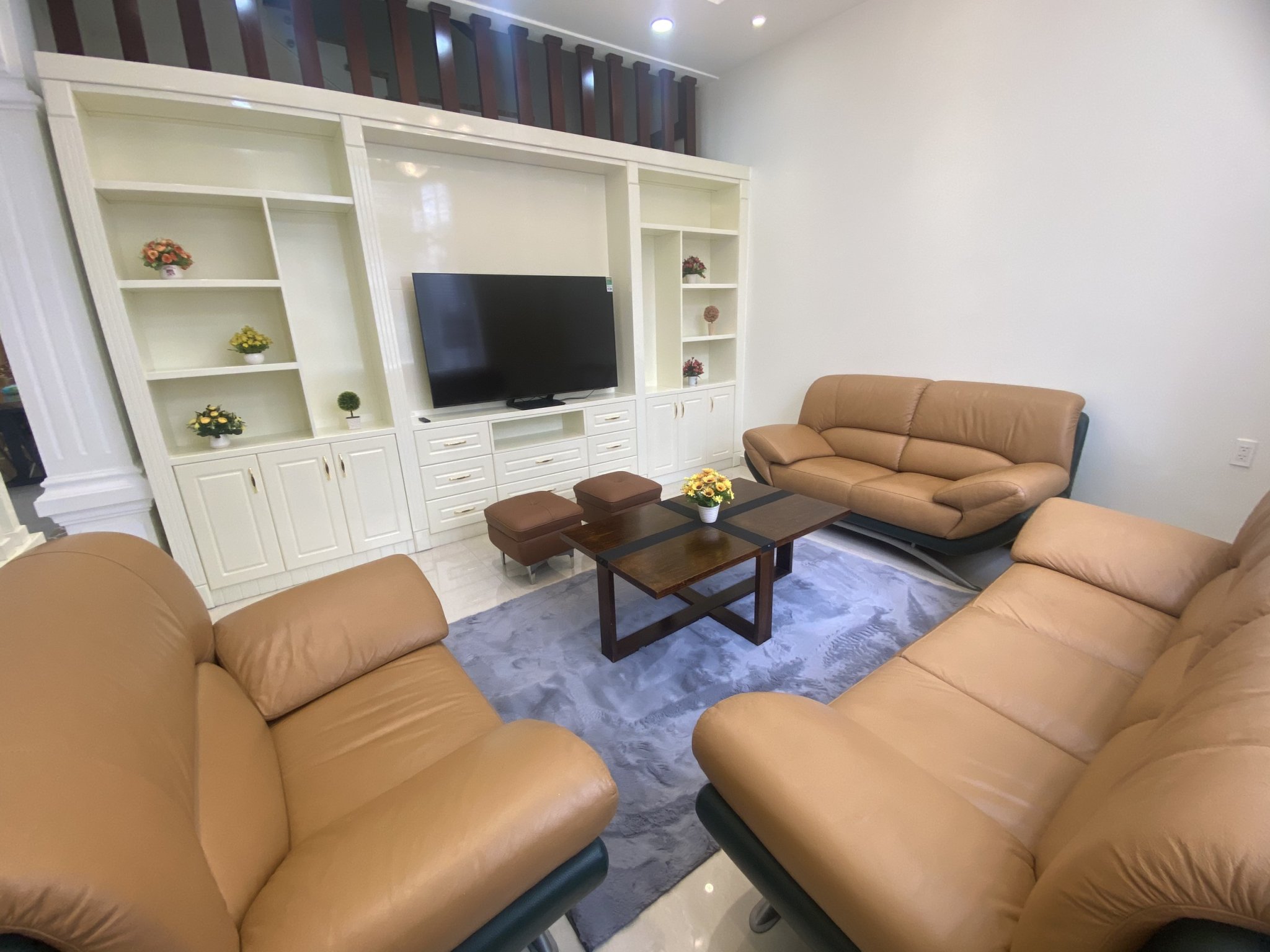 Bán biệt thự liên kế vườn Mỹ Phú 3, gần trường CANADA, Phú mỹ hưng, quận 7 .Đường lớn, hướng Đông Nam. Diện tích: 7x18m, trệt, 2 lầu. 4 phòng ngủ, nội thất cao cấp, đang cho thuê dài hạn. Gía bán nhanh: 50 tỷ ( sổ hồng ). Qúy khách xem nhà liên hệ: hotline Ngọc Thư