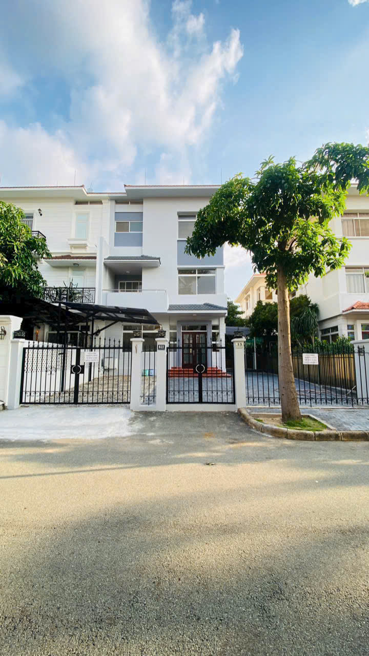 Cho thuê biệt thự song lập Mỹ Quang khu cảnh đồi. Diện tích: 10x20m, trệt, 2 lầu.  4 phòng ngủ, 1 phòng giúp việc. Khu an ninh, yên tĩnh. Gía chỉ: 65 tr/ tháng. Anh chị xem nhà liên hệ: hotline Ngọc Thư - 9194
