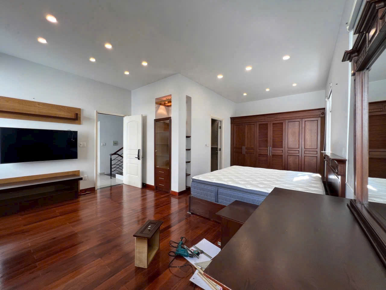Cho thuê biệt thự song lập Mỹ Quang khu cảnh đồi. Diện tích: 10x20m, trệt, 2 lầu.  4 phòng ngủ, 1 phòng giúp việc. Khu an ninh, yên tĩnh. Gía chỉ: 65 tr/ tháng. Anh chị xem nhà liên hệ: hotline Ngọc Thư - 9196