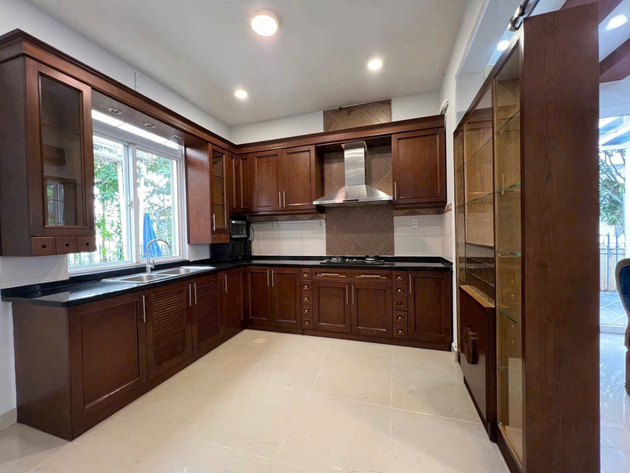 Cho thuê biệt thự song lập Mỹ Quang khu cảnh đồi. Diện tích: 10x20m, trệt, 2 lầu.  4 phòng ngủ, 1 phòng giúp việc. Khu an ninh, yên tĩnh. Gía chỉ: 65 tr/ tháng. Anh chị xem nhà liên hệ: hotline Ngọc Thư - 9197