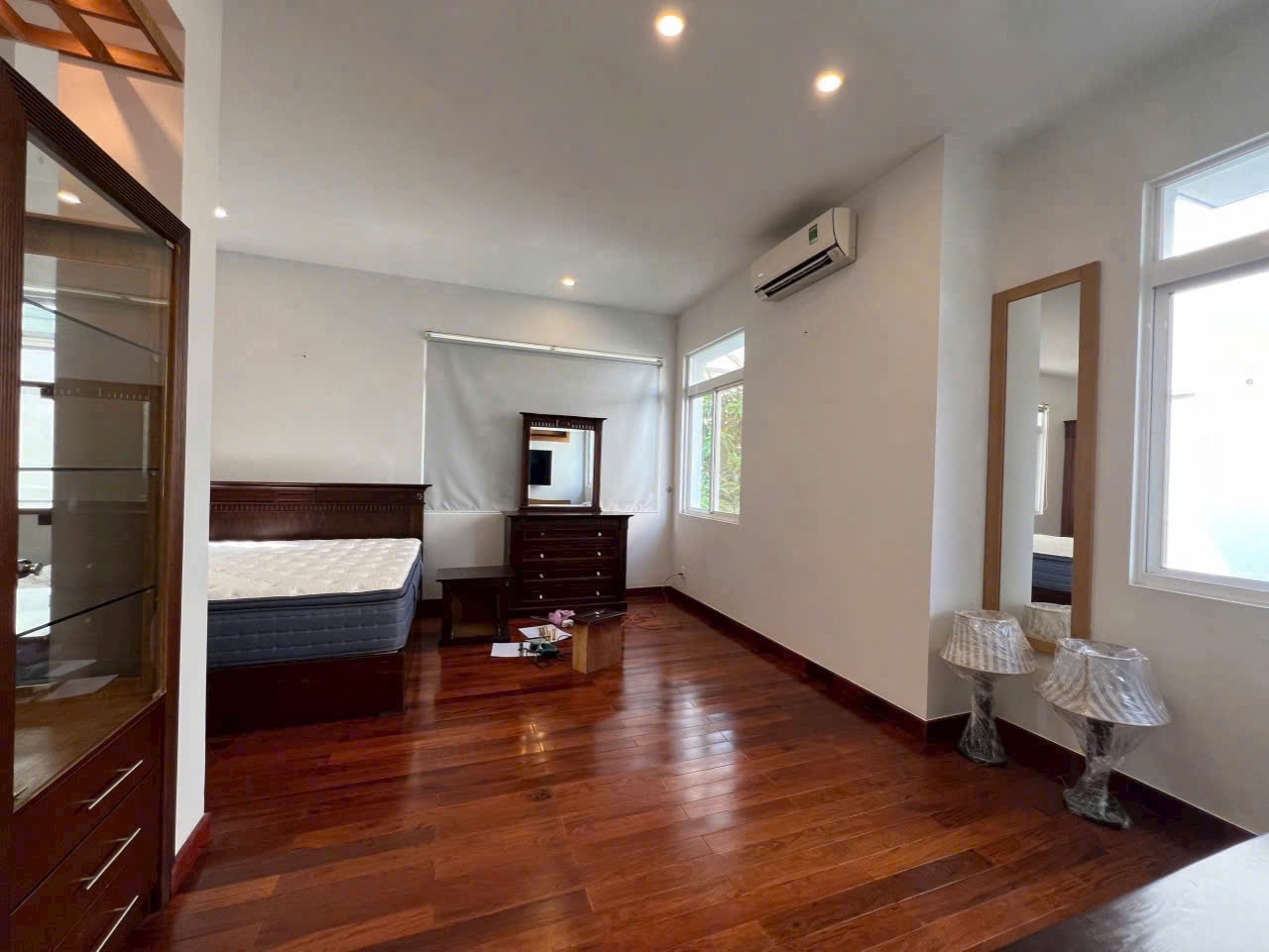 Cho thuê biệt thự song lập Mỹ Quang khu cảnh đồi. Diện tích: 10x20m, trệt, 2 lầu.  4 phòng ngủ, 1 phòng giúp việc. Khu an ninh, yên tĩnh. Gía chỉ: 65 tr/ tháng. Anh chị xem nhà liên hệ: hotline Ngọc Thư - 9195
