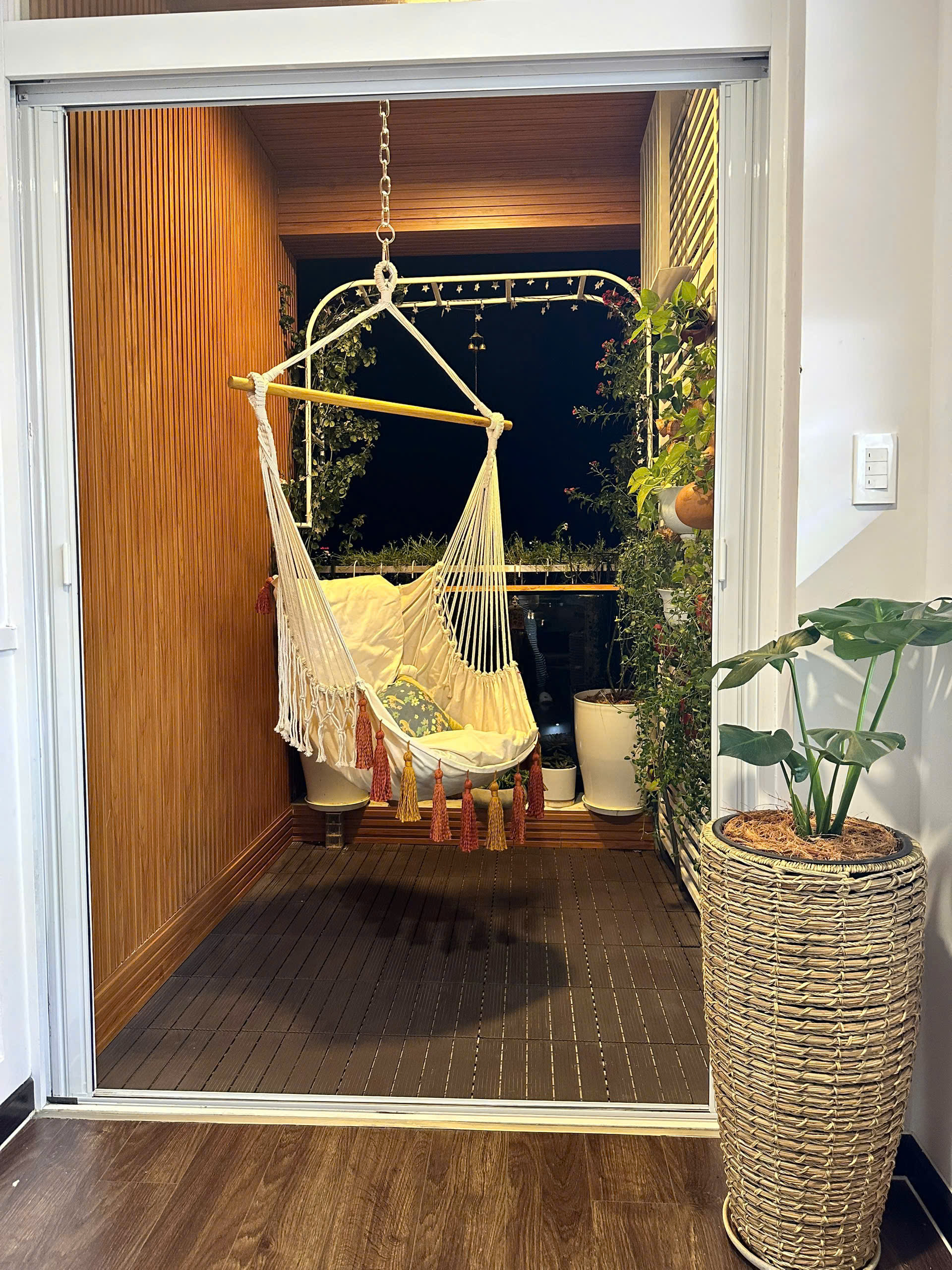 Bán căn hộ Riverside Residence , phú mỹ hưng, quận 7. Diện tích: 146m, 3 phòng ngủ, 2 wc. Nội thất cao cấp, nhà mới , căn hộ 2 ban công rộng. Gía thu về chỉ 12,3 tỷ . Qúy khách xem nhà liên hệ: hotline Ngọc Thư - 9226