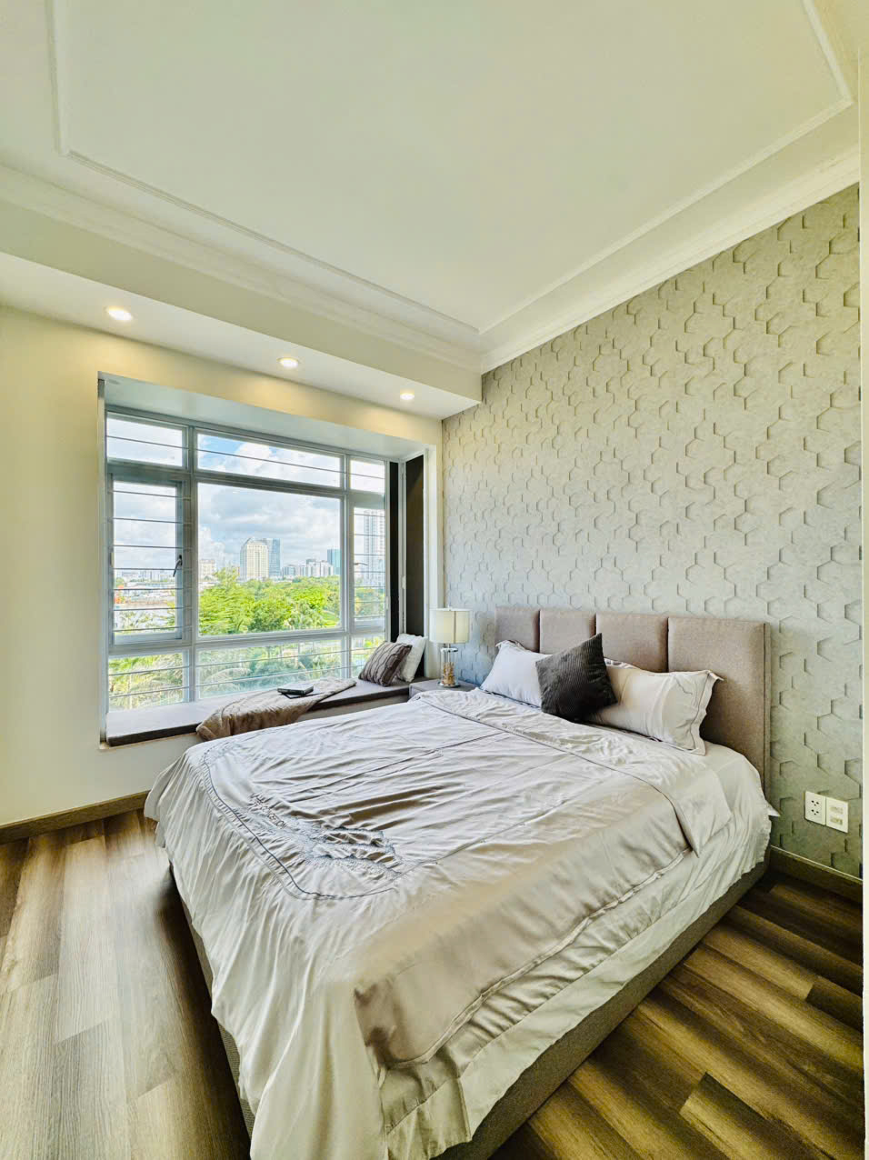 Bán căn hộ Riverside Residence , phú mỹ hưng, quận 7. Diện tích: 130 m, 4 phòng ngủ, 2 wc. Nội thất cao cấp, nhà mới . Gía chỉ 13.9 tỷ( tl) . Qúy khách xem nhà liên hệ: hotline Ngọc Thư - 9235
