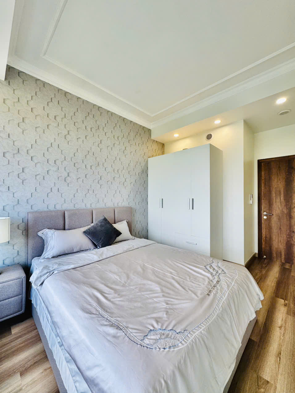 Bán căn hộ Riverside Residence , phú mỹ hưng, quận 7. Diện tích: 130 m, 4 phòng ngủ, 2 wc. Nội thất cao cấp, nhà mới . Gía chỉ 13.9 tỷ( tl) . Qúy khách xem nhà liên hệ: hotline Ngọc Thư - 9234