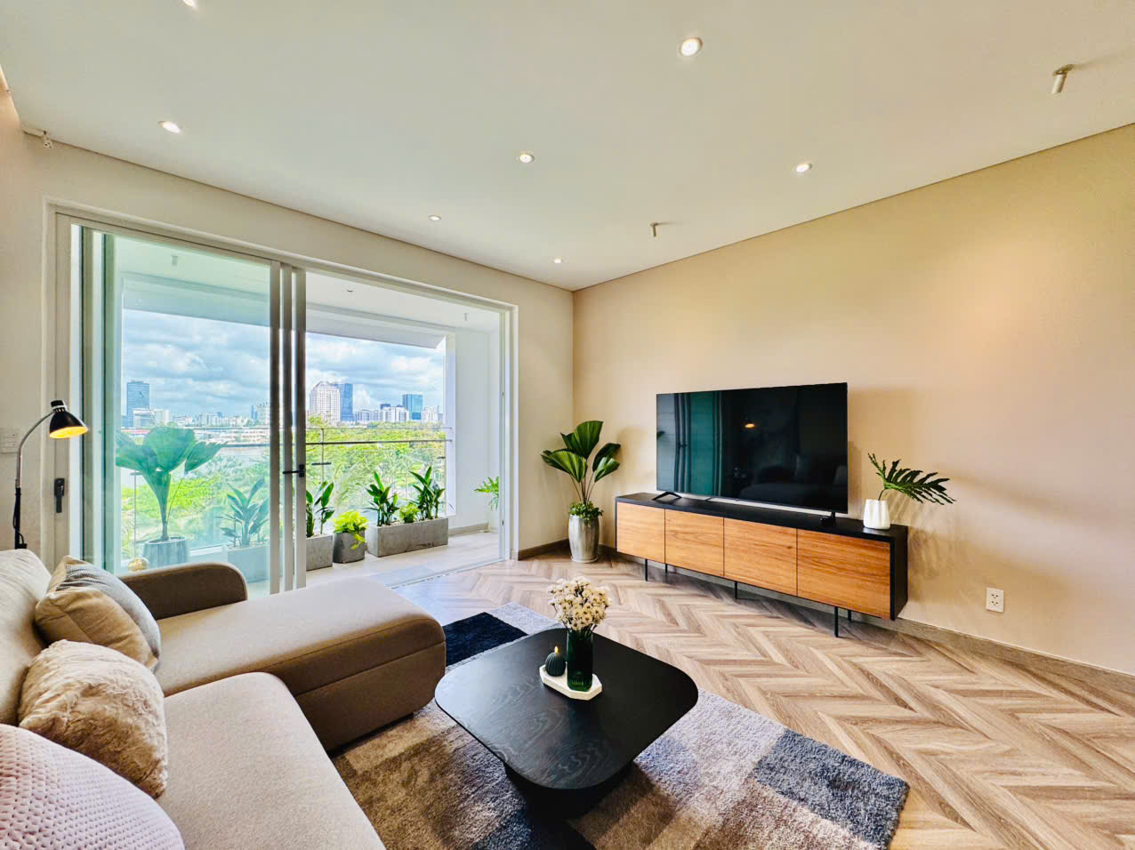 Bán căn hộ Riverside Residence , phú mỹ hưng, quận 7. Diện tích: 130 m, 4 phòng ngủ, 2 wc. Nội thất cao cấp, nhà mới . Gía chỉ 13.9 tỷ( tl) . Qúy khách xem nhà liên hệ: hotline Ngọc Thư - 9238
