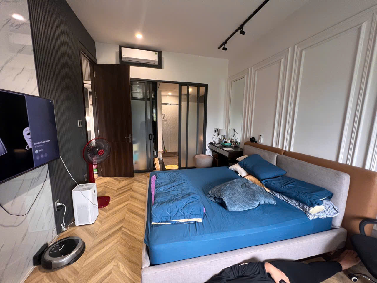 Bán căn hộ tầng 2 Scenic Valley, dạng loft. Diện tích: 129m, sử dụng: 170m, thiết kế 5 phòng ngủ, 4wc, phòng thờ.  Nội thất cao cấp, giá bán nhanh chỉ 11 tỷ. Anh chị xem nhà liên hệ: hotline Ngọc Thư - 9269