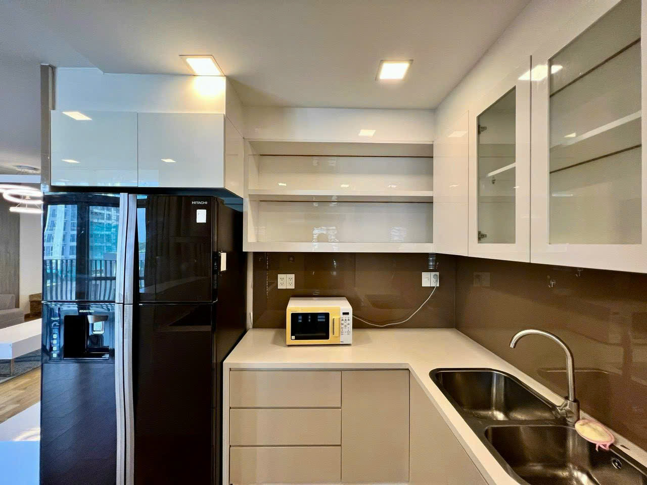 Bán căn hộ Starhill, phú mỹ hưng, quận 7. Diện tích: 133m, 3 phòng ngủ, 2wc. Nội thất đầy đủ, nhà đang ở thiết kế đầu tư kỹ. Gia bán nhanh: 11 tỷ. Anh chị xem nhà liên hệ: hotline Ngọc Thư - 9281