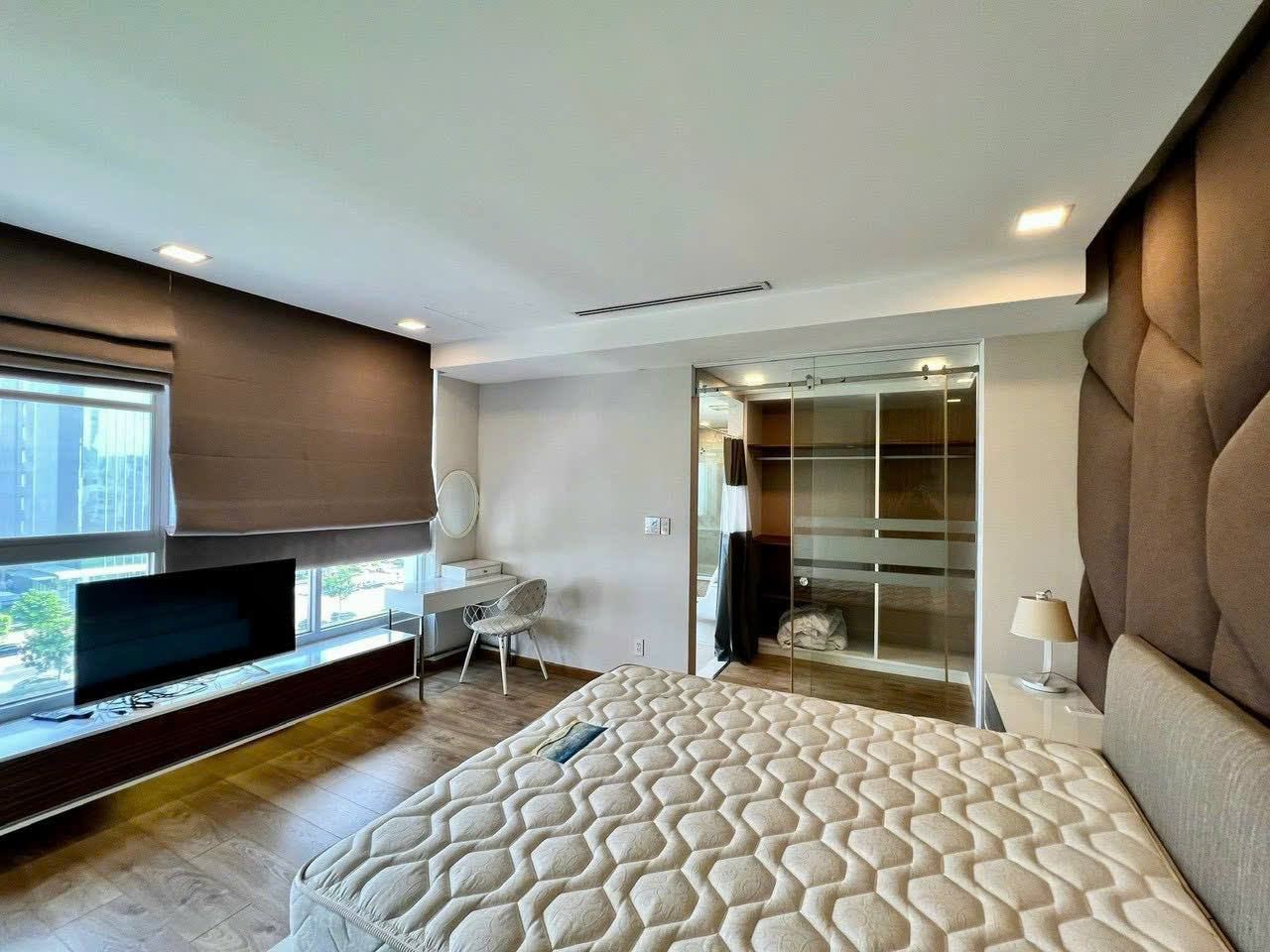Bán căn hộ Starhill, phú mỹ hưng, quận 7. Diện tích: 133m, 3 phòng ngủ, 2wc. Nội thất đầy đủ, nhà đang ở thiết kế đầu tư kỹ. Gia bán nhanh: 11 tỷ. Anh chị xem nhà liên hệ: hotline Ngọc Thư - 9280