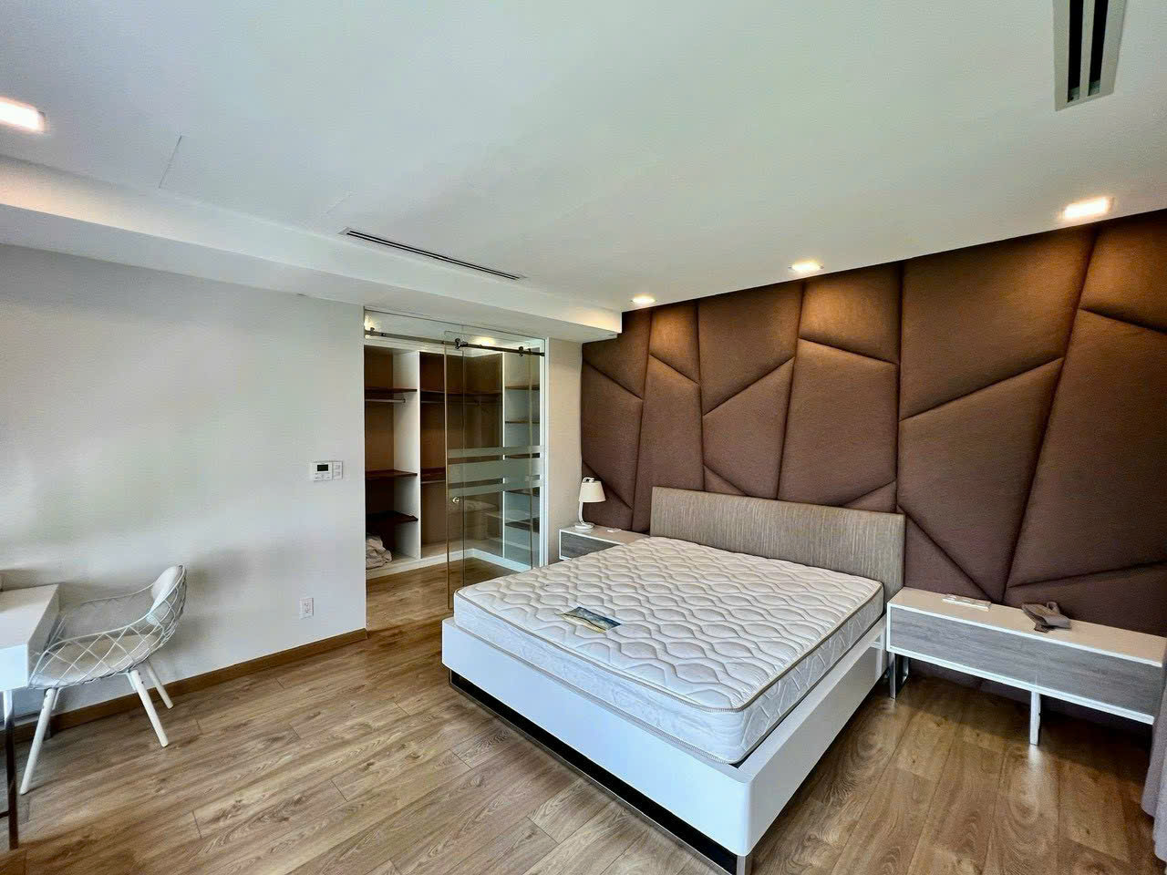 Bán căn hộ Starhill, phú mỹ hưng, quận 7. Diện tích: 133m, 3 phòng ngủ, 2wc. Nội thất đầy đủ, nhà đang ở thiết kế đầu tư kỹ. Gia bán nhanh: 11 tỷ. Anh chị xem nhà liên hệ: hotline Ngọc Thư - 9282