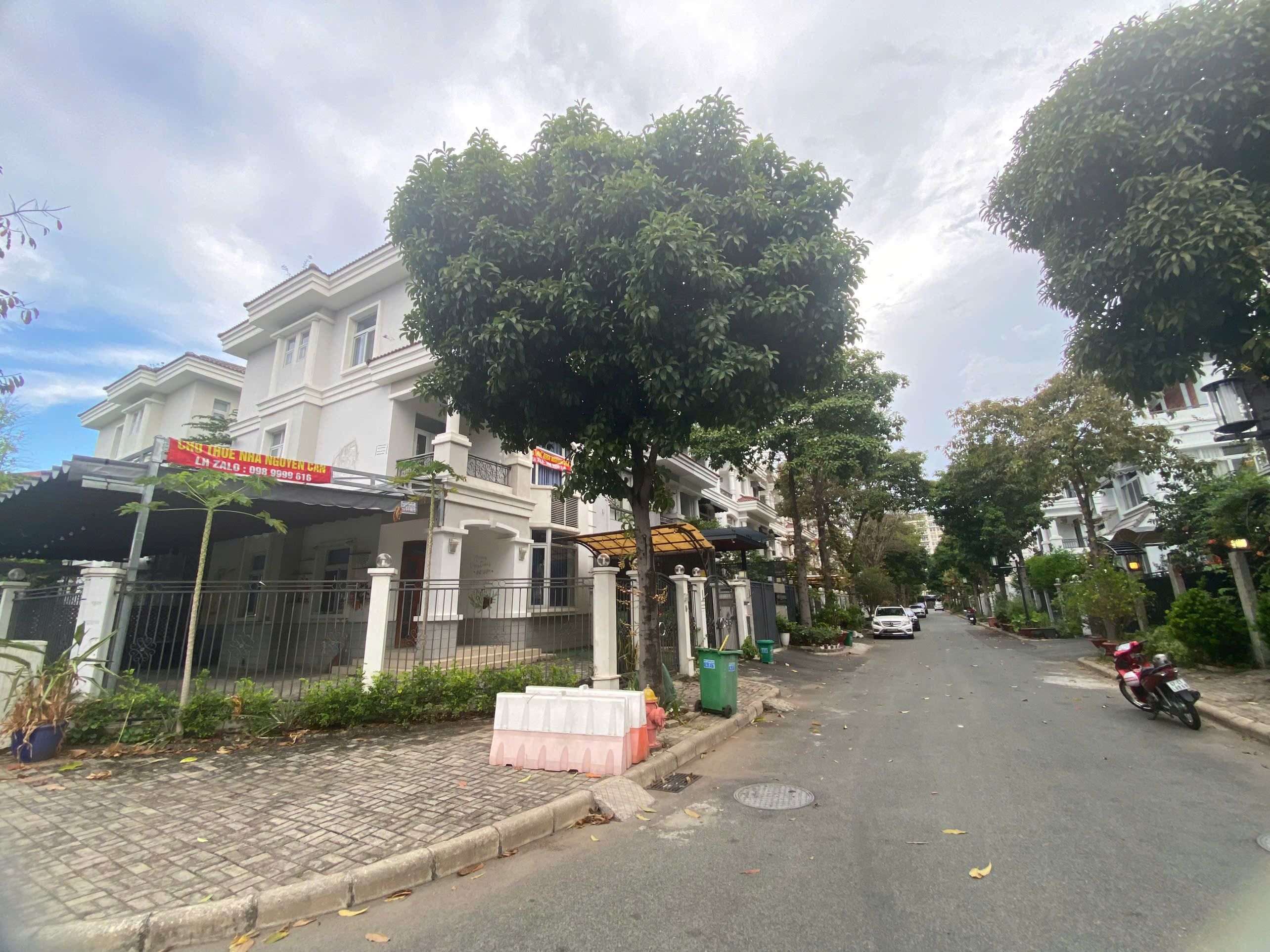 Cho thuê biệt thự căn góc Nam Viên đường nội khu và đường Tân Phú. Diện tích: 17.2 x16m, trệt, 2 lầu. Nội thất cơ bản. Thích hợp làm văn phòng, ở,...Gía chỉ: 95 tr/ tháng. Anh chị xem nhà liên hệ: hotline  Ngọc Thư - 9284