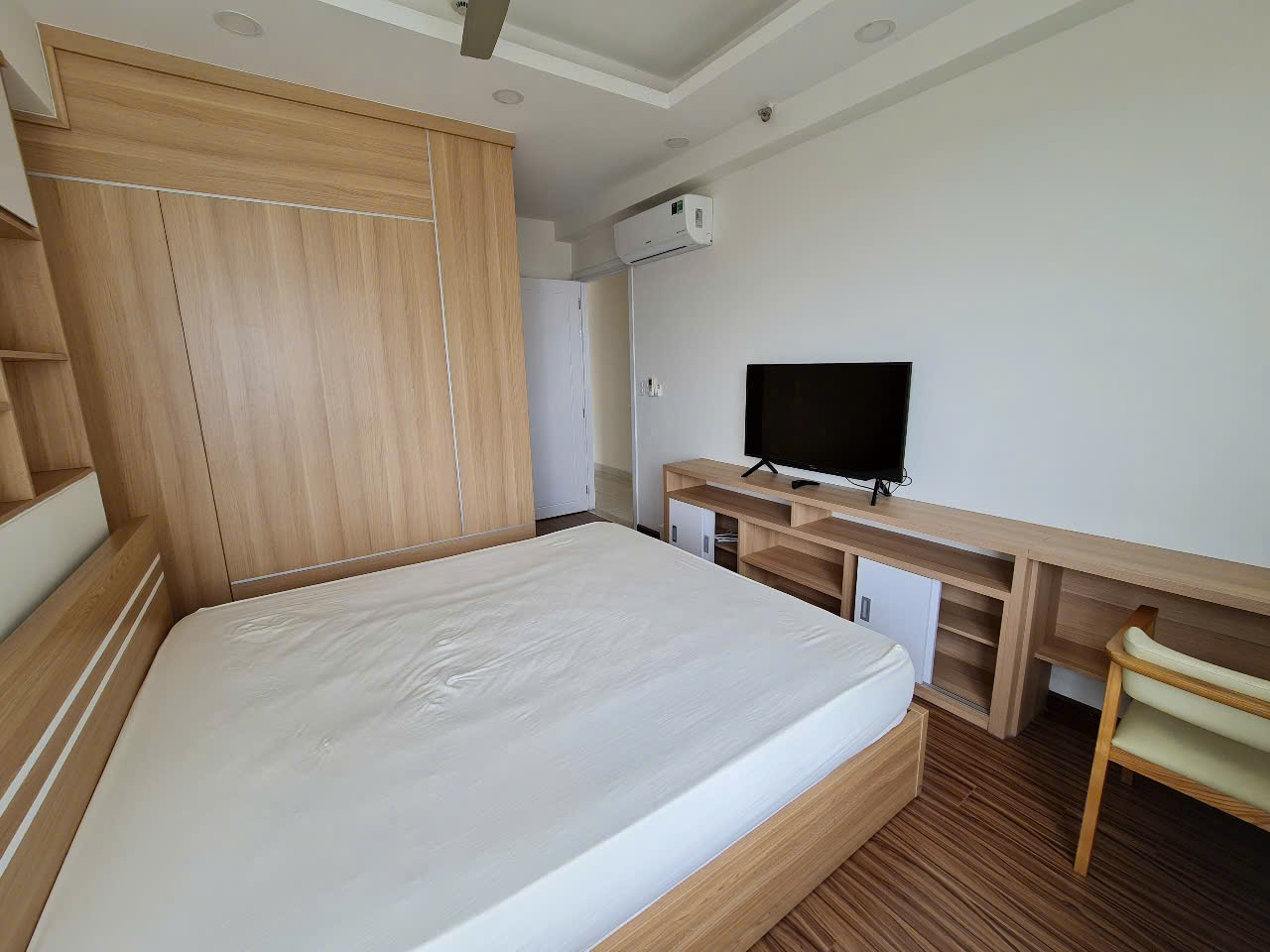 Bán căn hộ Hưng Phúc - nguyễn lương bằng quận 7. Diện tích: 98m, 3 phòng ngủ, 2 wc. Nội thất đầy đủ, ô xe, sổ hồng. Gía bán nhanh 8 tỷ . Anh chị xem nhà liên hê: hotline Ngọc Thư - 9294